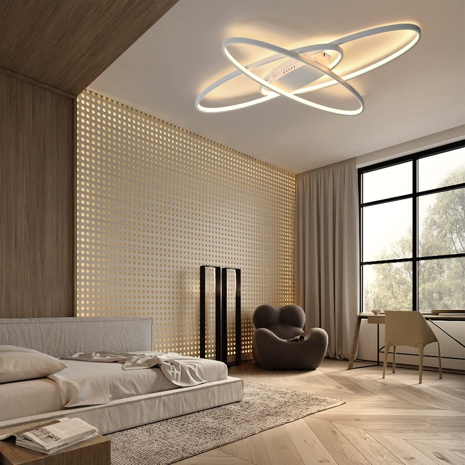Lampada da soffitto moderna bianca con anelli ovali sovrapposti. Sullo sfondo una camera da letto con pavimento in legno e una grande finestra.