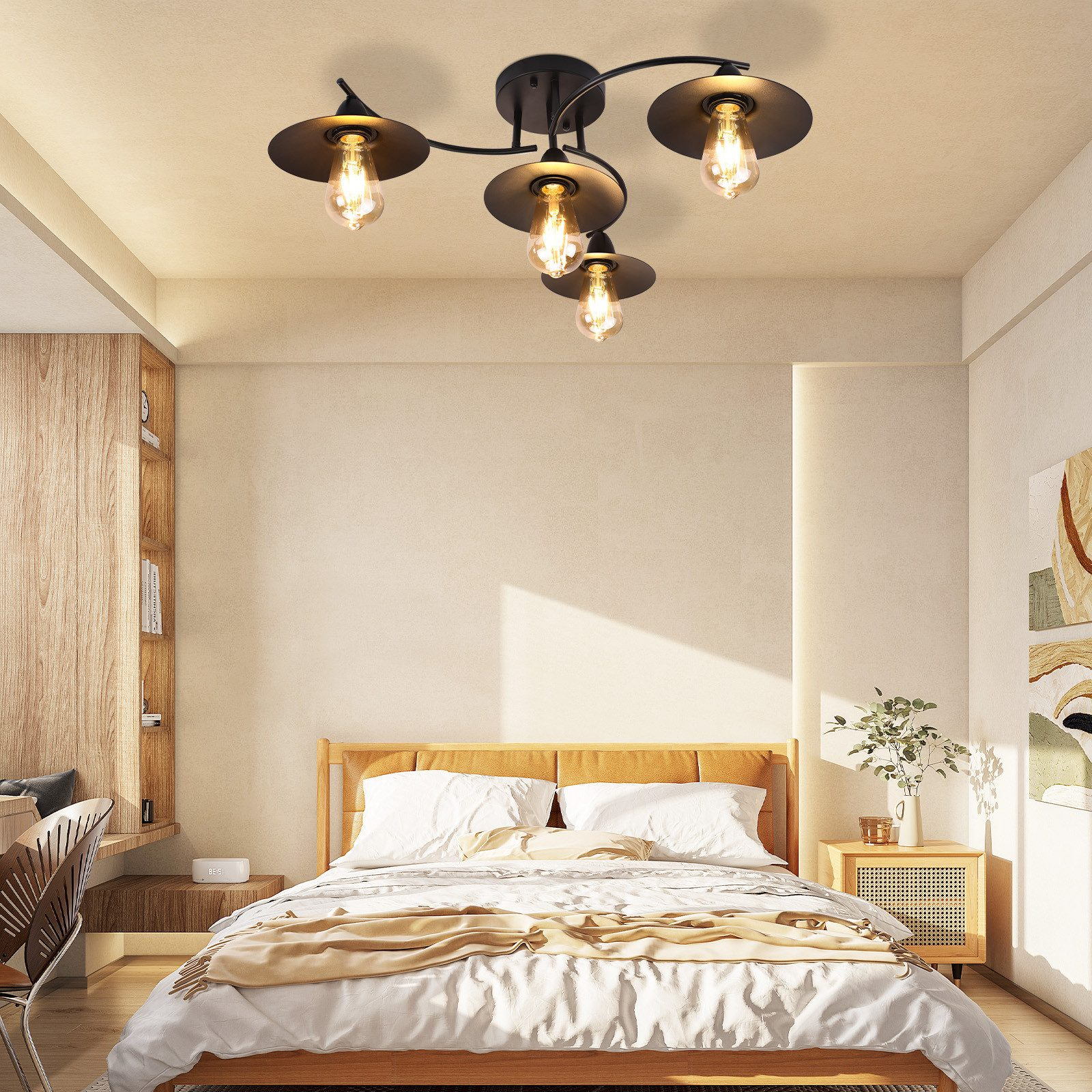 Camera da letto con lampada da soffitto a quattro luci, letto e mobili in legno.