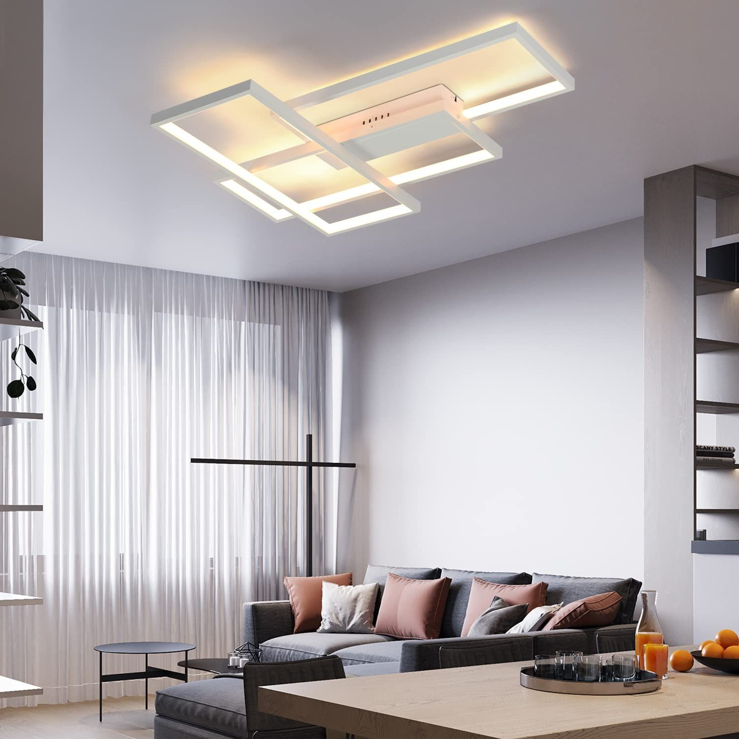 Plafoniera bianca moderna. La luce ha un design geometrico ed è installata in un soggiorno.