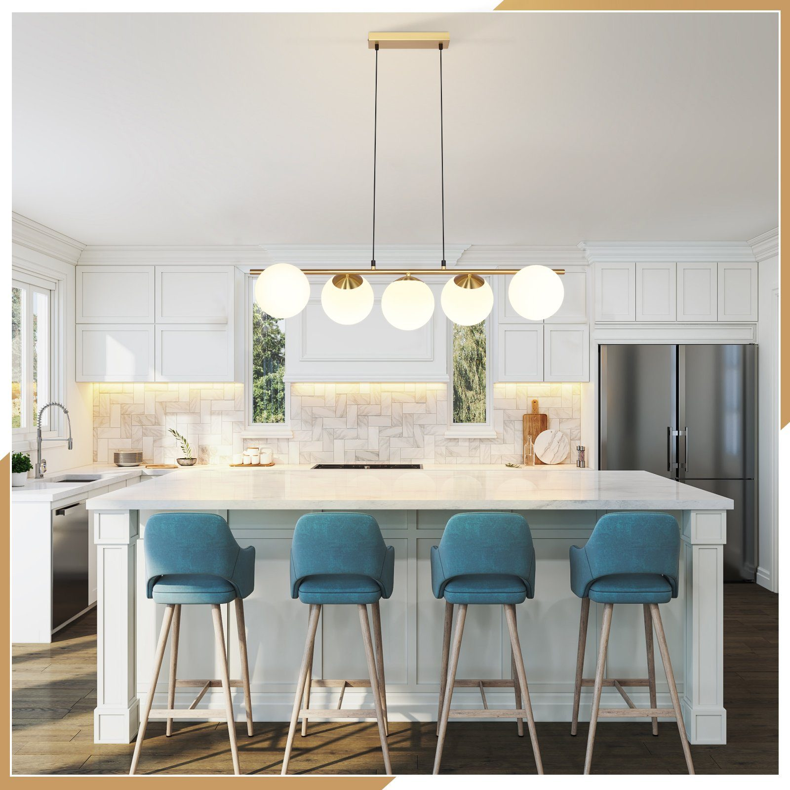Una cucina moderna presenta un lungo apparecchio di illuminazione dorato sopra un'isola con sgabelli blu.