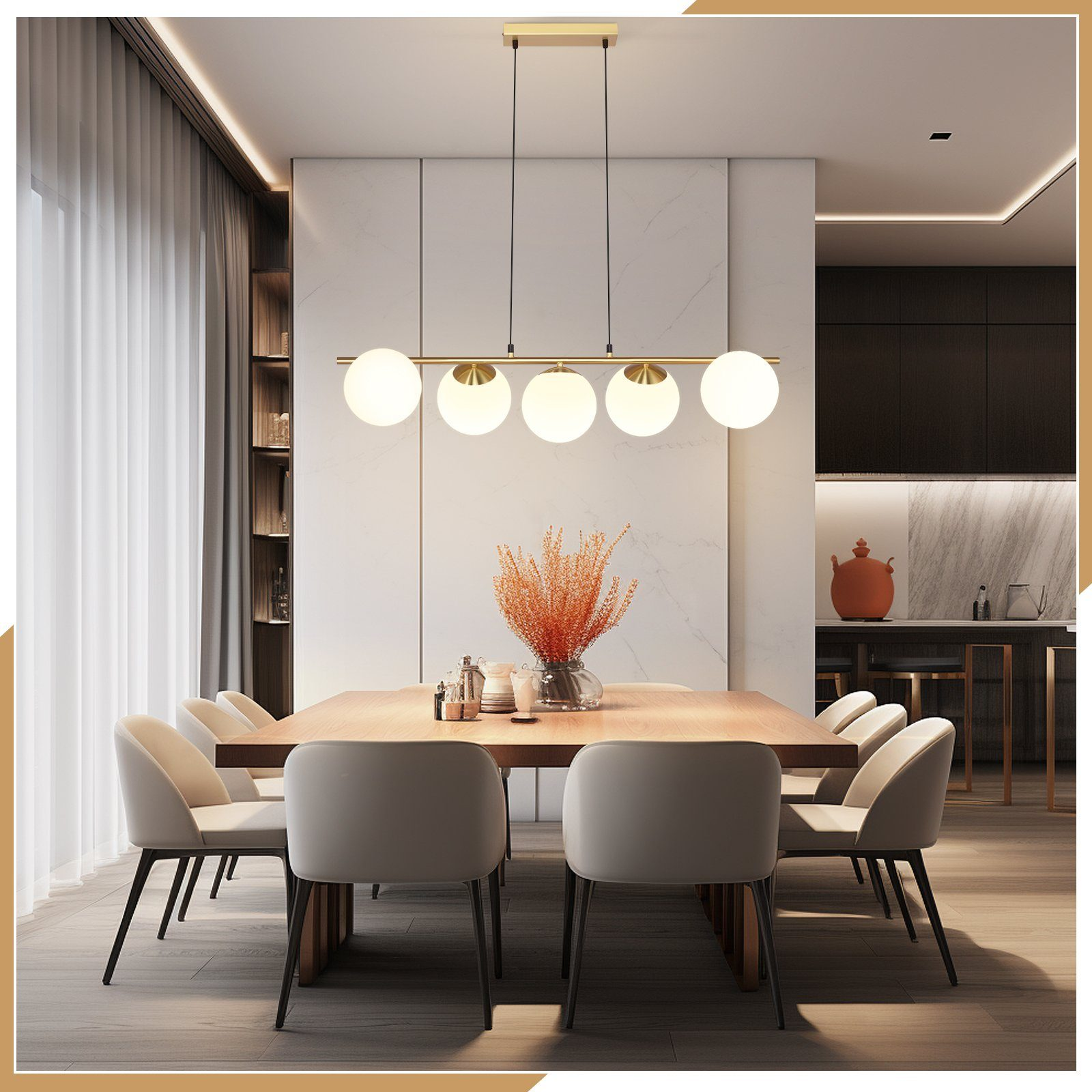 Sala da pranzo con tavolo e sedie in legno. Sopra è appesa una lampada dorata con cinque luci a globo.