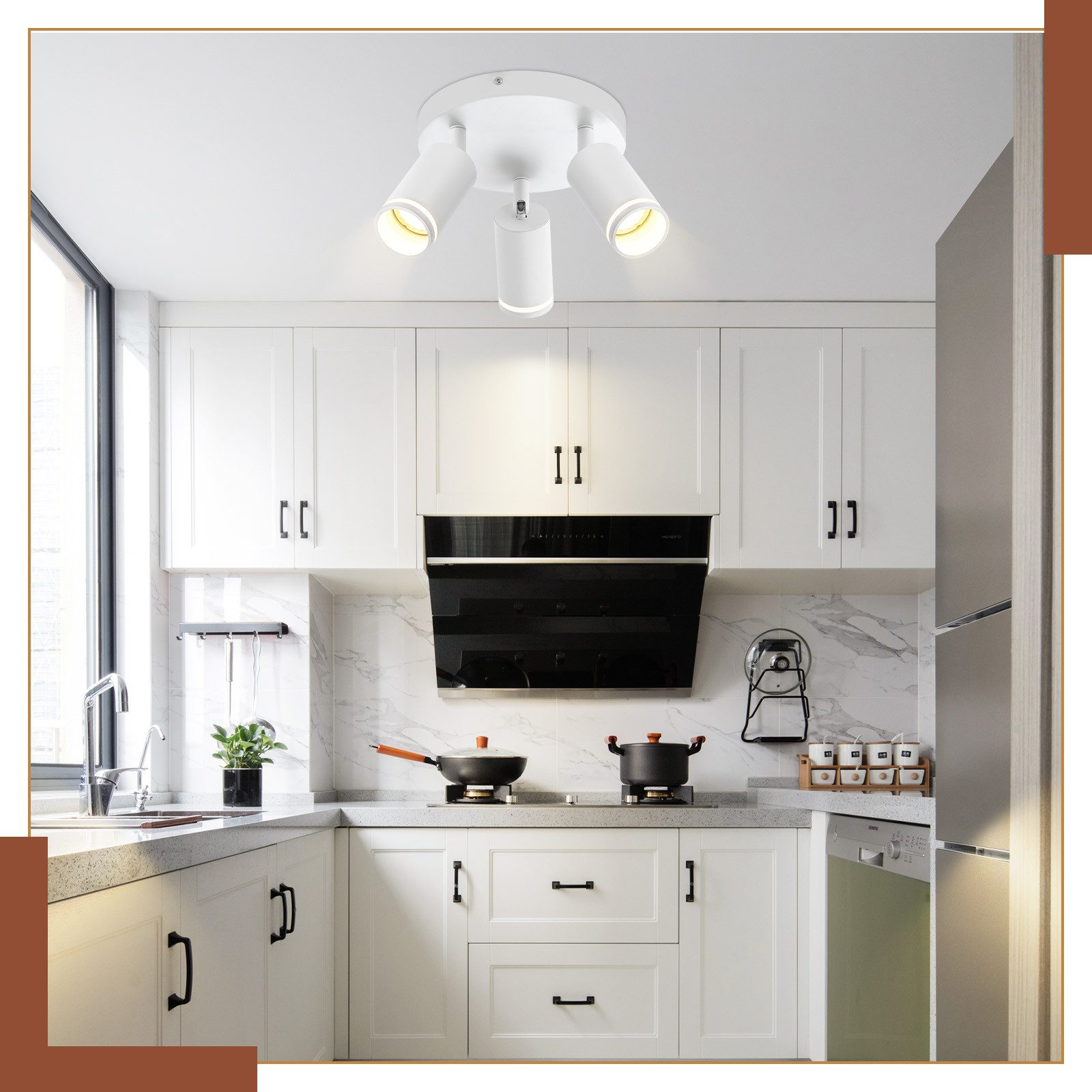 Biała kuchnia z oświetleniem sufitowym, szafkami, kuchenką i oknem.