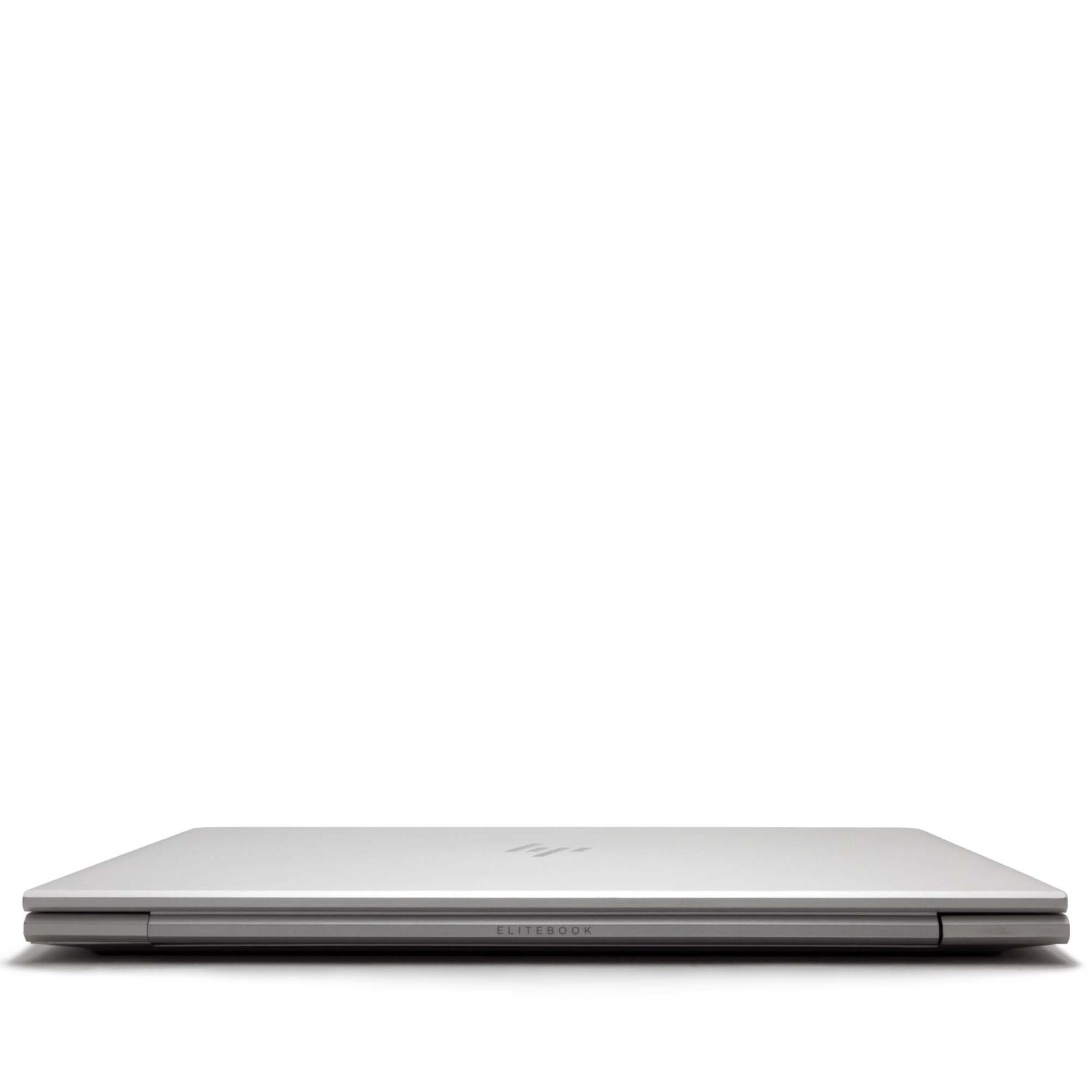 Ein geschlossener, silberner Laptop auf weißem Hintergrund. Der Laptop ist flach und von der Seite betrachtet.