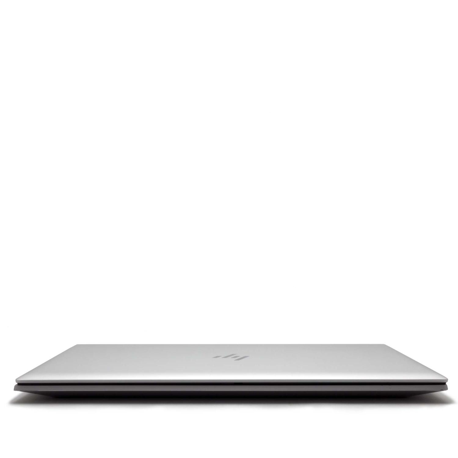 Ein geschlossener, silberner Laptop auf weißem Hintergrund. Der Laptop wird von der Seite betrachtet.