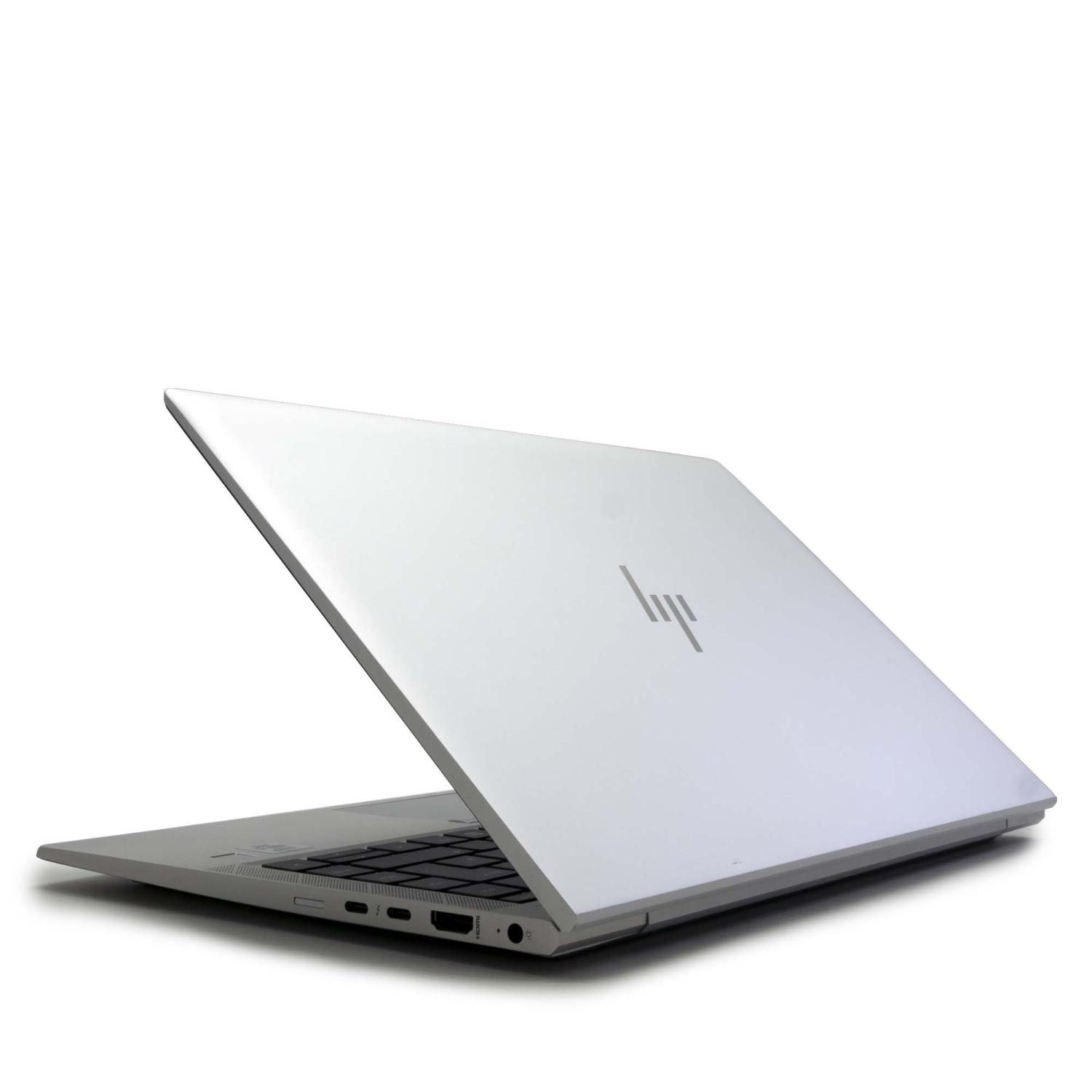 Ein silberner Laptop ist geöffnet und zeigt das HP-Logo vor weißem Hintergrund.