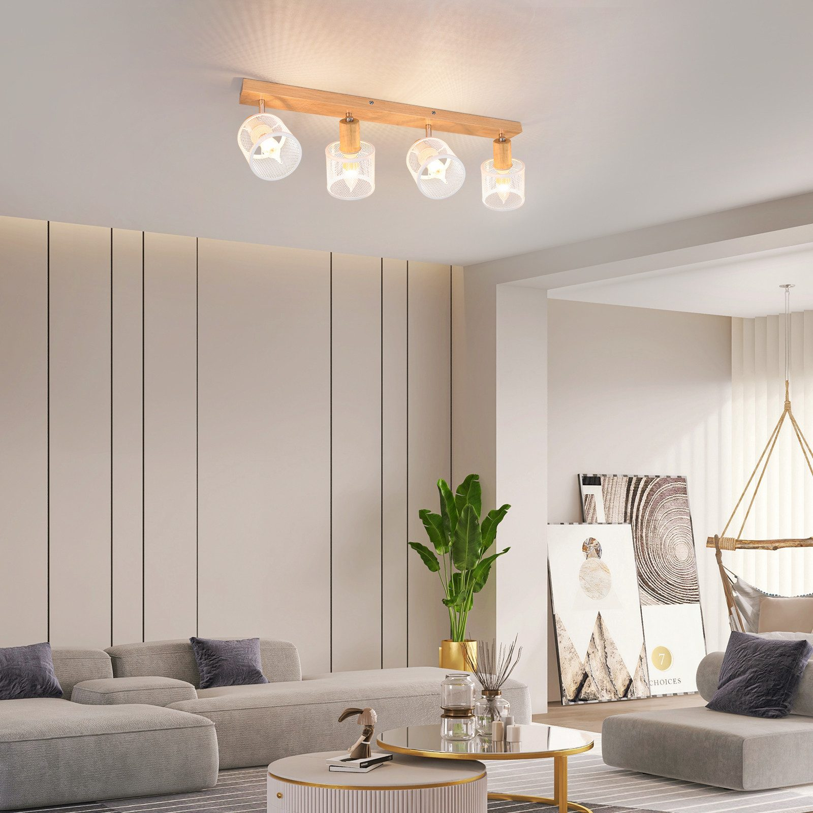 Salon z drewnianą lampą sufitową, sofą i rośliną.