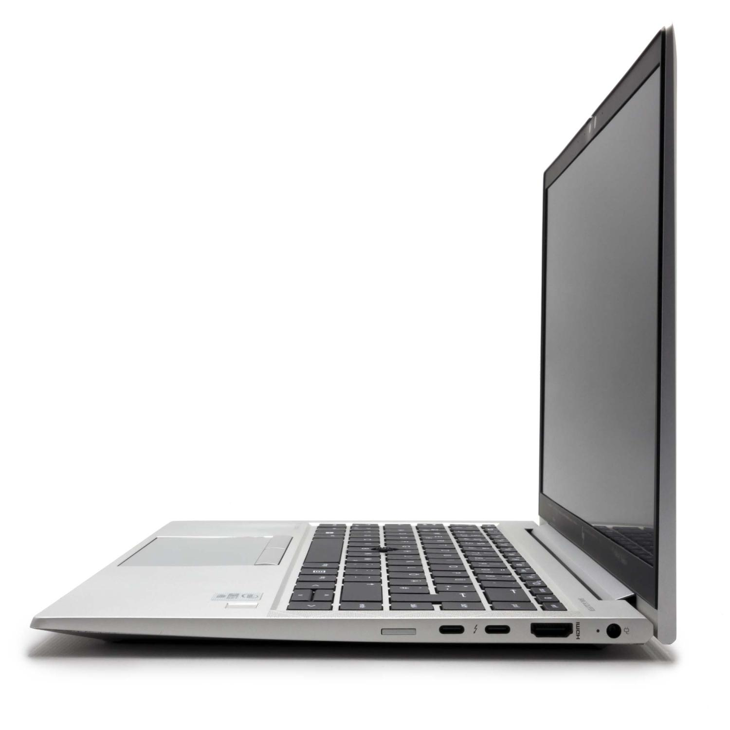 Seitenansicht eines silbernen Laptops auf weißer Oberfläche. Der Bildschirm ist geöffnet.
