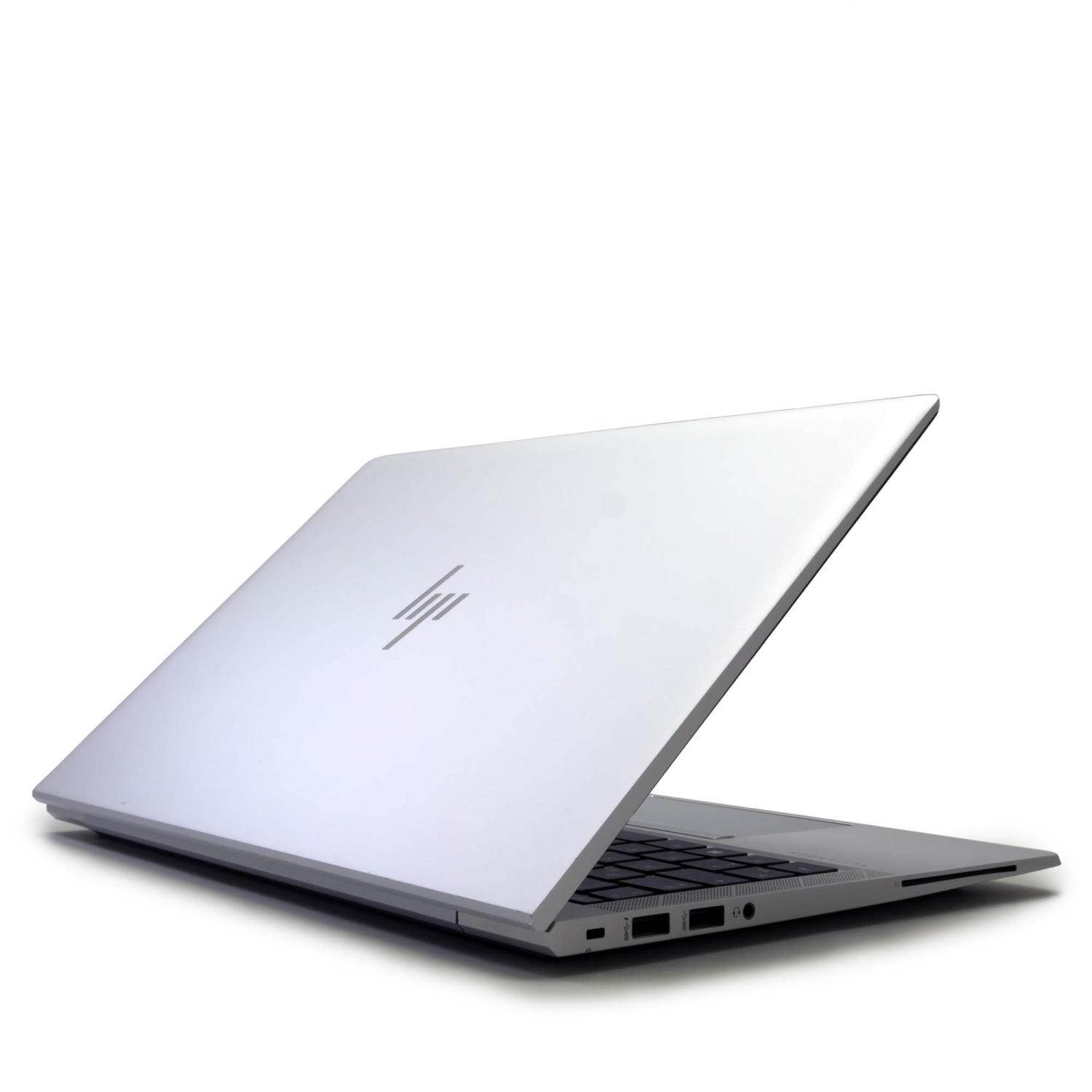 Silberner Laptop mit Logo auf weißer Oberfläche.