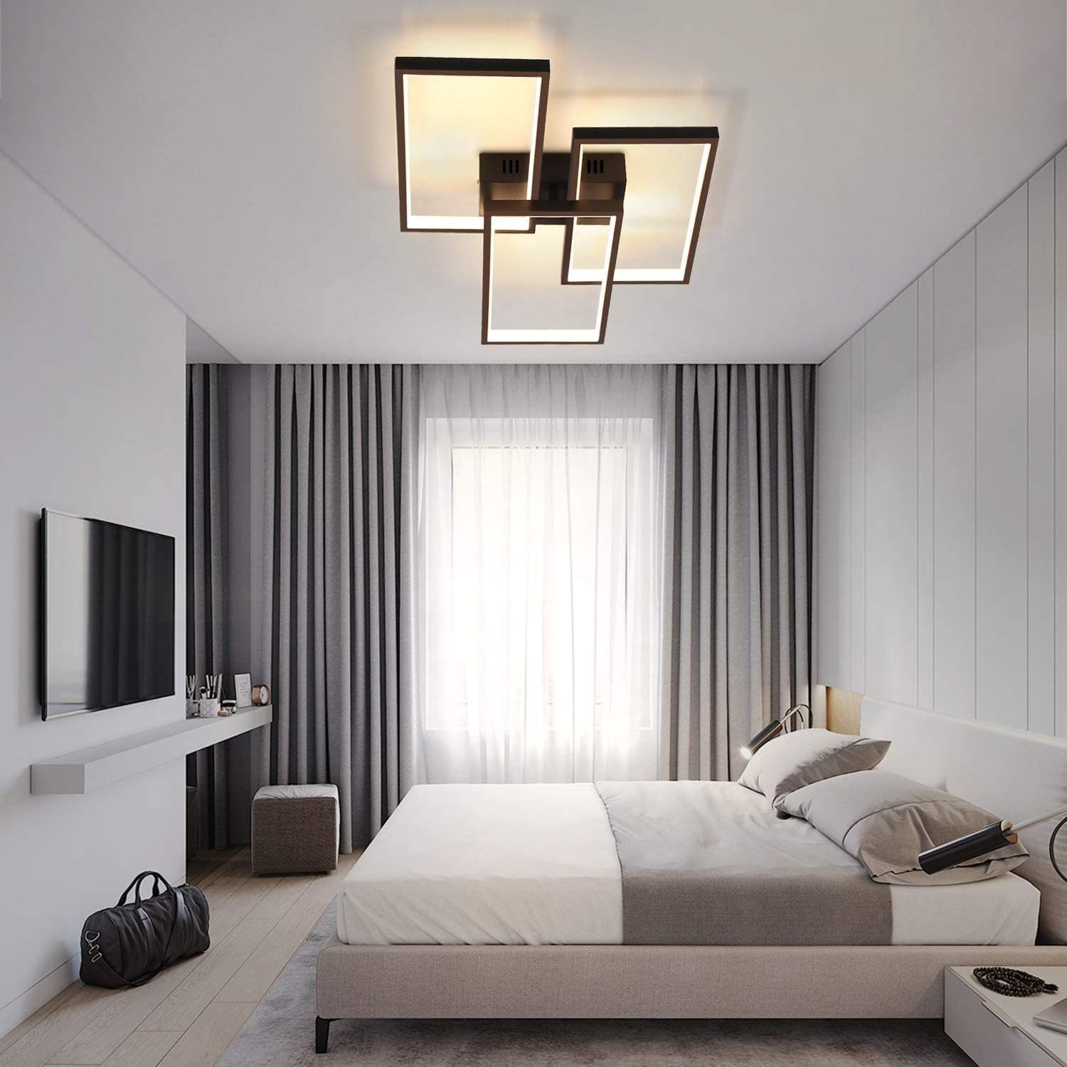 Camera da letto con lampada da soffitto moderna, letto, tende, TV e borsa. La stanza è luminosa ed elegante.