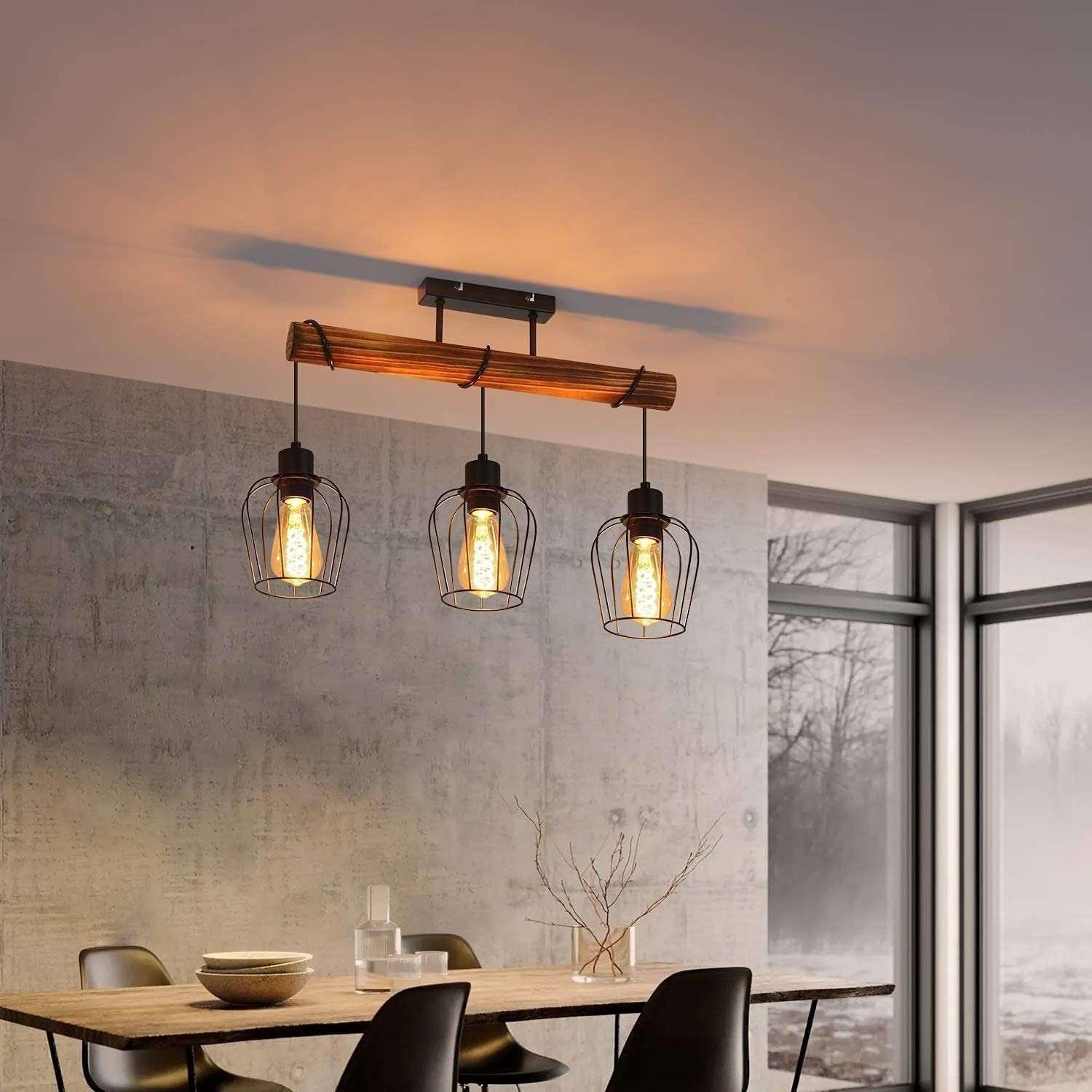 Zona pranzo con lampadario a trave in legno con tre luci a gabbia sospese.