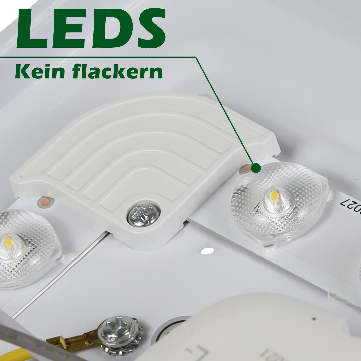 Primo piano di luci LED che mostrano plastica bianca ed elementi LED, vite e cablaggio.