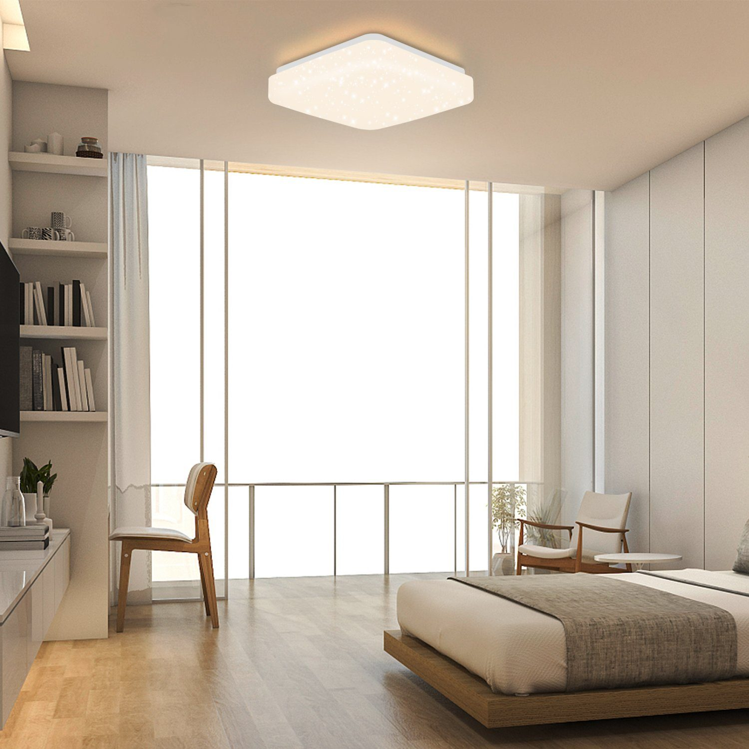 Camera da letto moderna con una grande finestra, letto e plafoniera quadrata con stelle.
