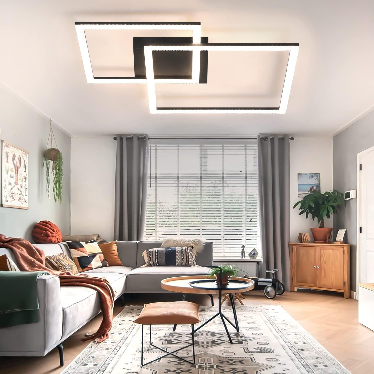 Scena del soggiorno con una moderna luce a soffitto, un divano e mobili. La luce è composta da due quadrati sovrapposti.