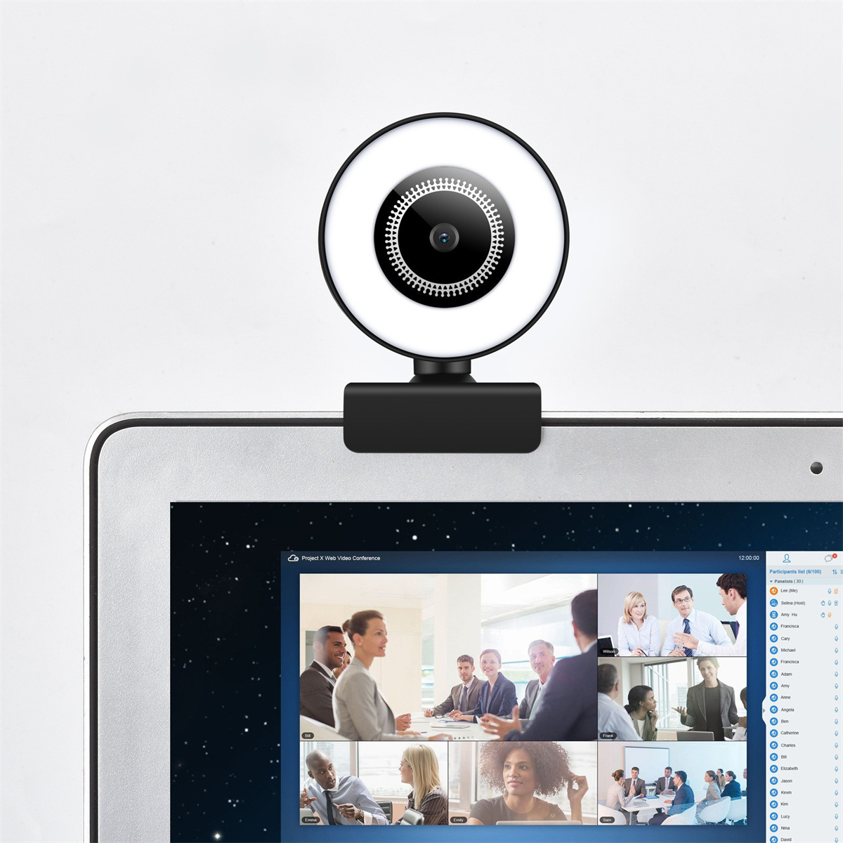 Webcam an einem Laptop befestigt. Die Webcam hat ein kreisförmiges Licht um die Kameralinse. Videogespräch.