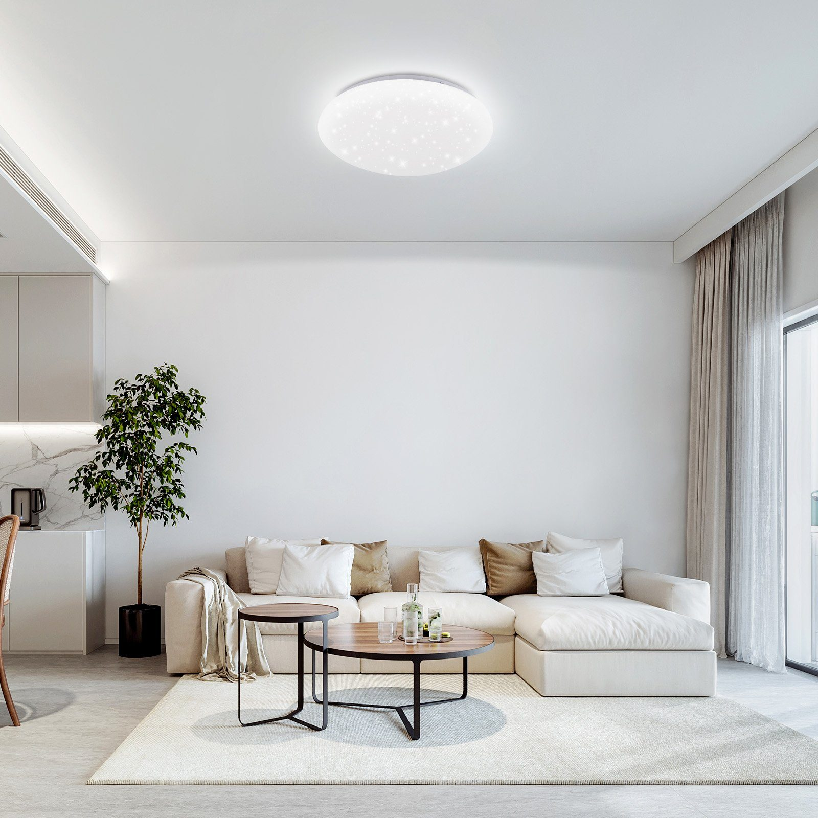 Una sala de estar blanca con luz de techo, sofá y una ventana grande.