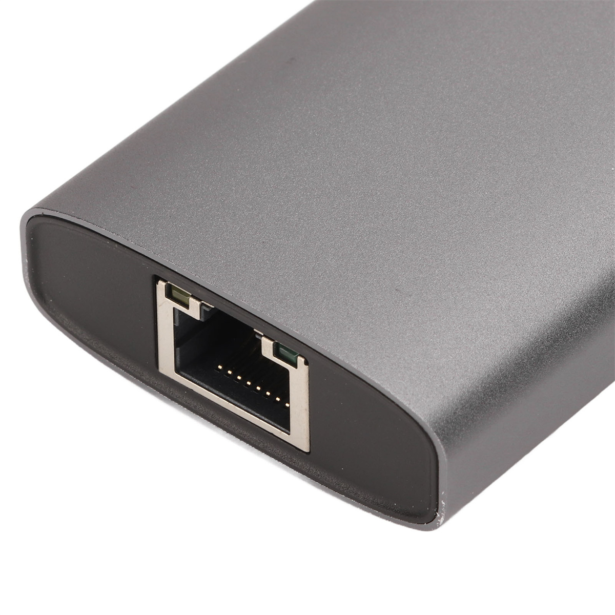 Nahaufnahme eines grauen, metallischen elektronischen Geräts mit einem Ethernet-Anschluss.