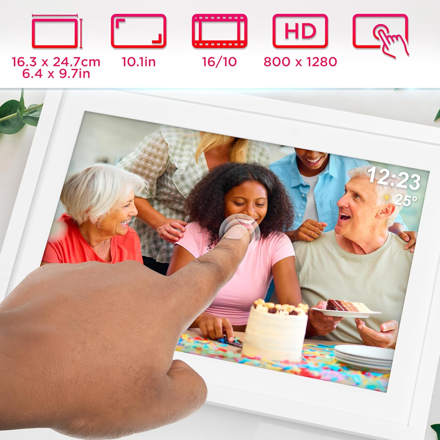 Ein digitaler Fotorahmen, der eine Familie zeigt. Ein Finger berührt den Bildschirm.