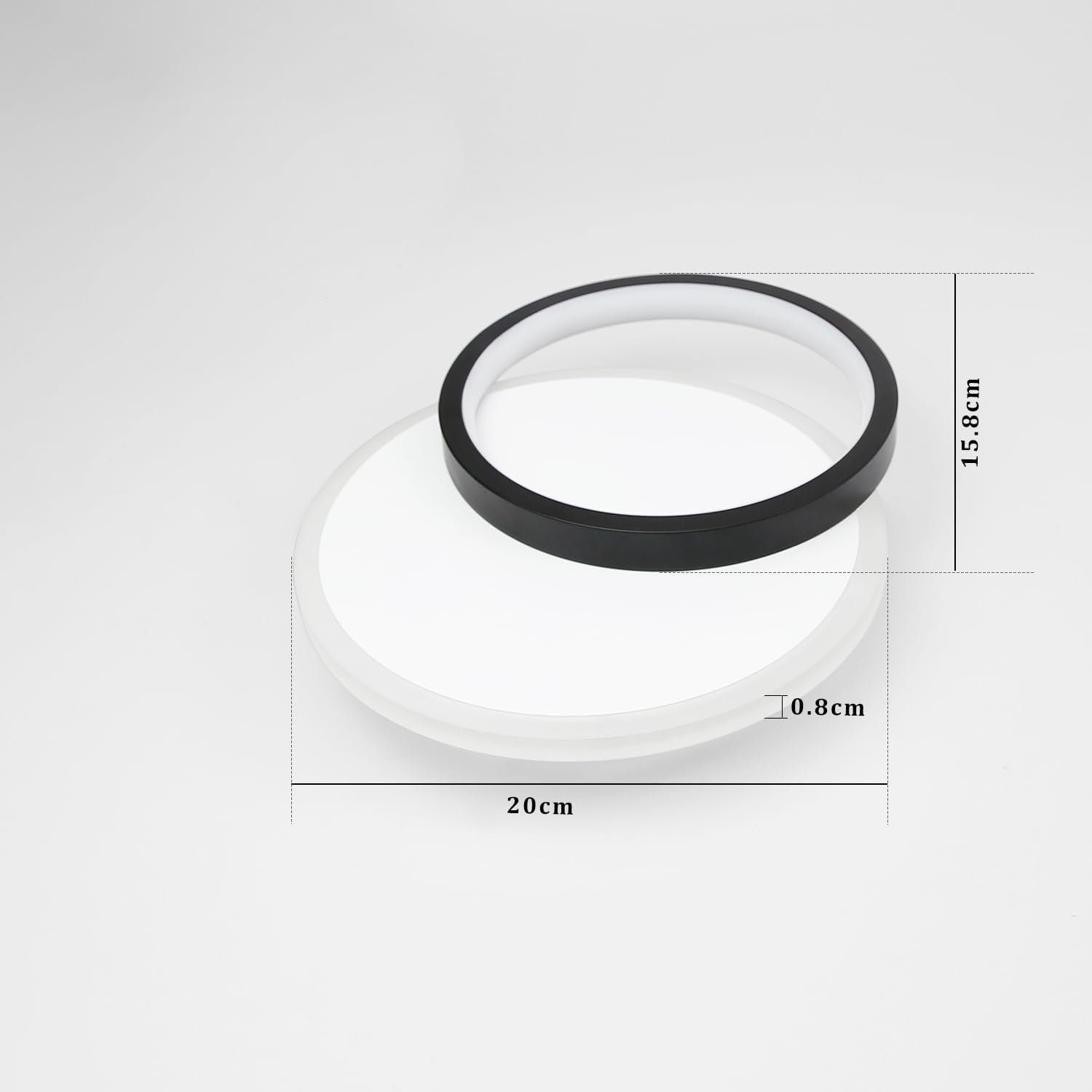 Una plafoniera rotonda con dimensioni visualizzate, che mostra un anello nero e una luce interna bianca.