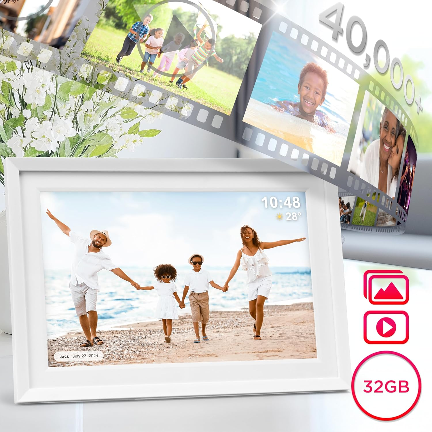 Digitaler Bilderrahmen auf einem Tisch. Eine Familie ist auf dem Foto am Strand. Filmstreifen und Symbole sind in der Nähe.