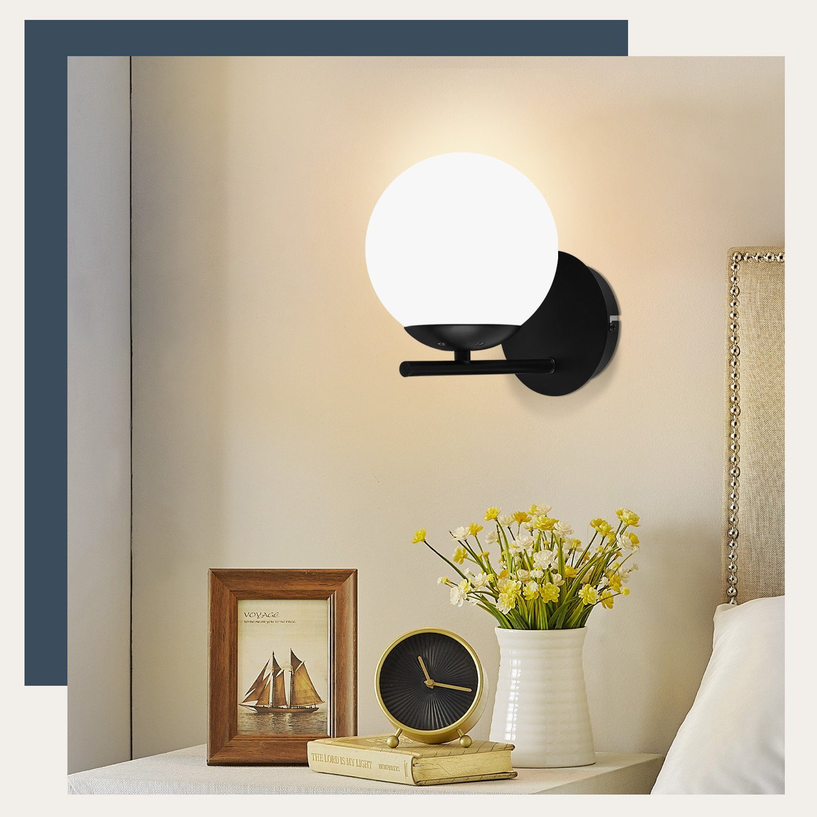 Una lampada a globo bianco su un'apparecchiatura nera a muro. Un comodino ha decorazioni e un vaso.