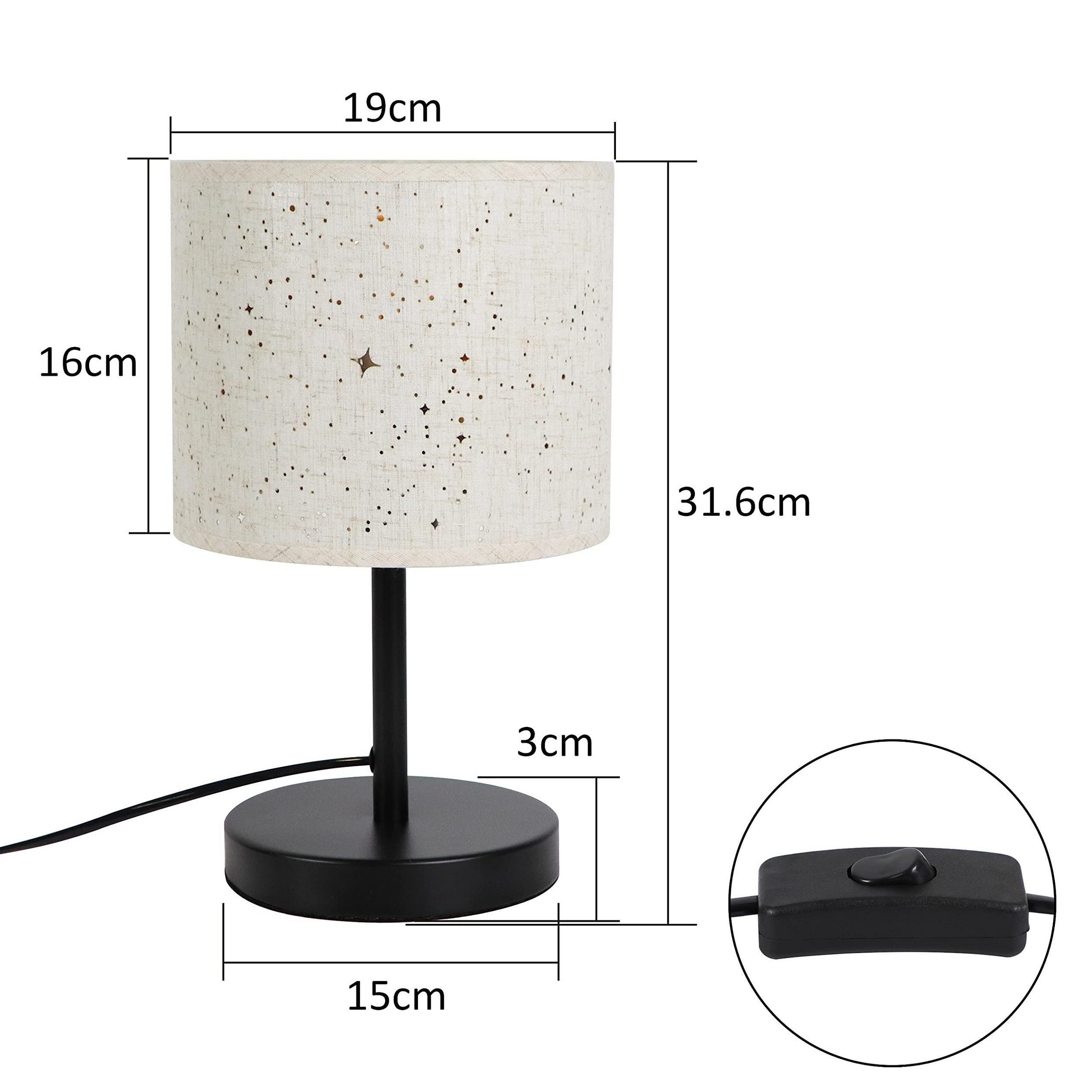 Mała lampa stołowa z beżowym, gwieździstym abażurem na czarnej podstawie. Wymiary są również pokazane.