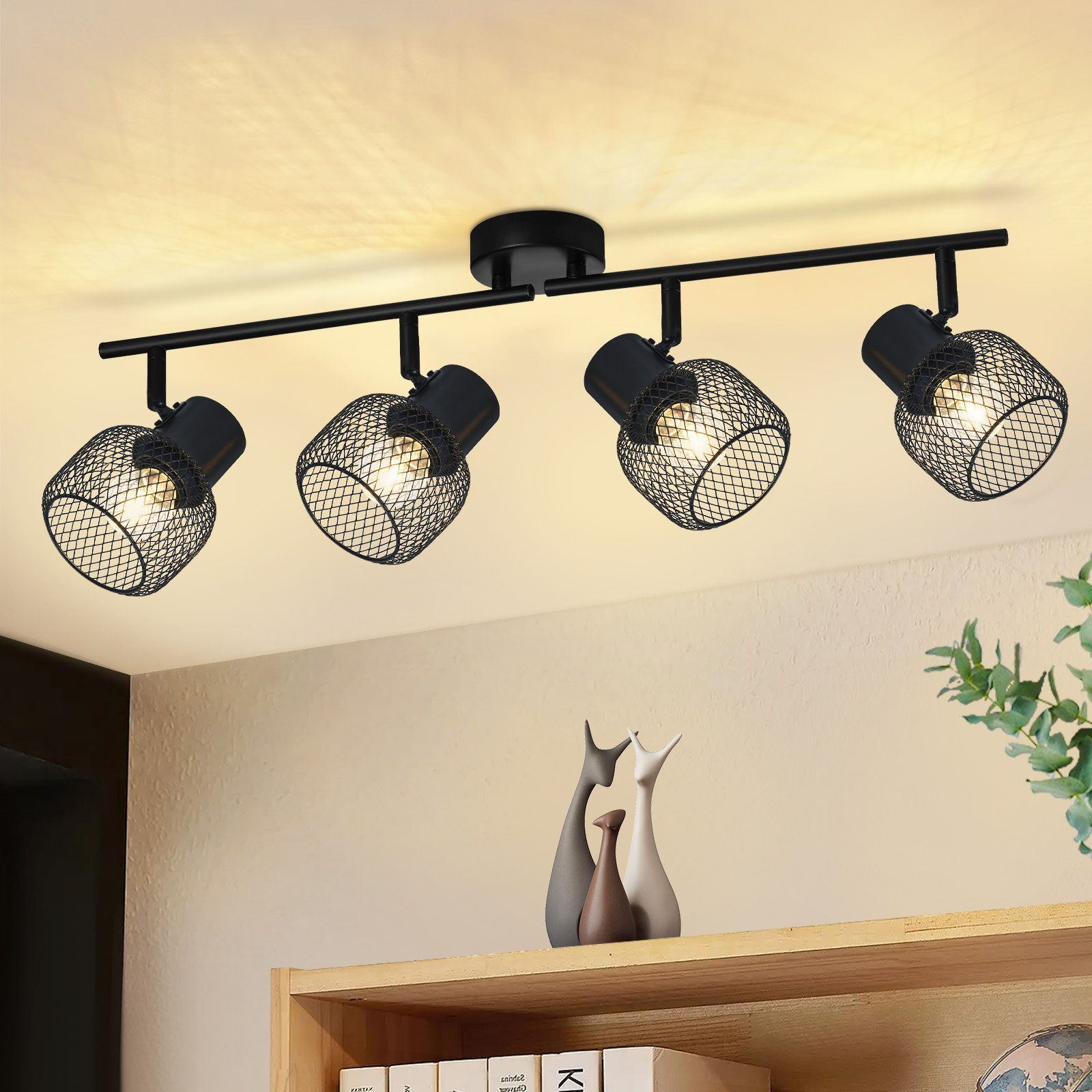Quattro faretti in fila. Ogni faretto ha una copertura a rete e sono sul soffitto.