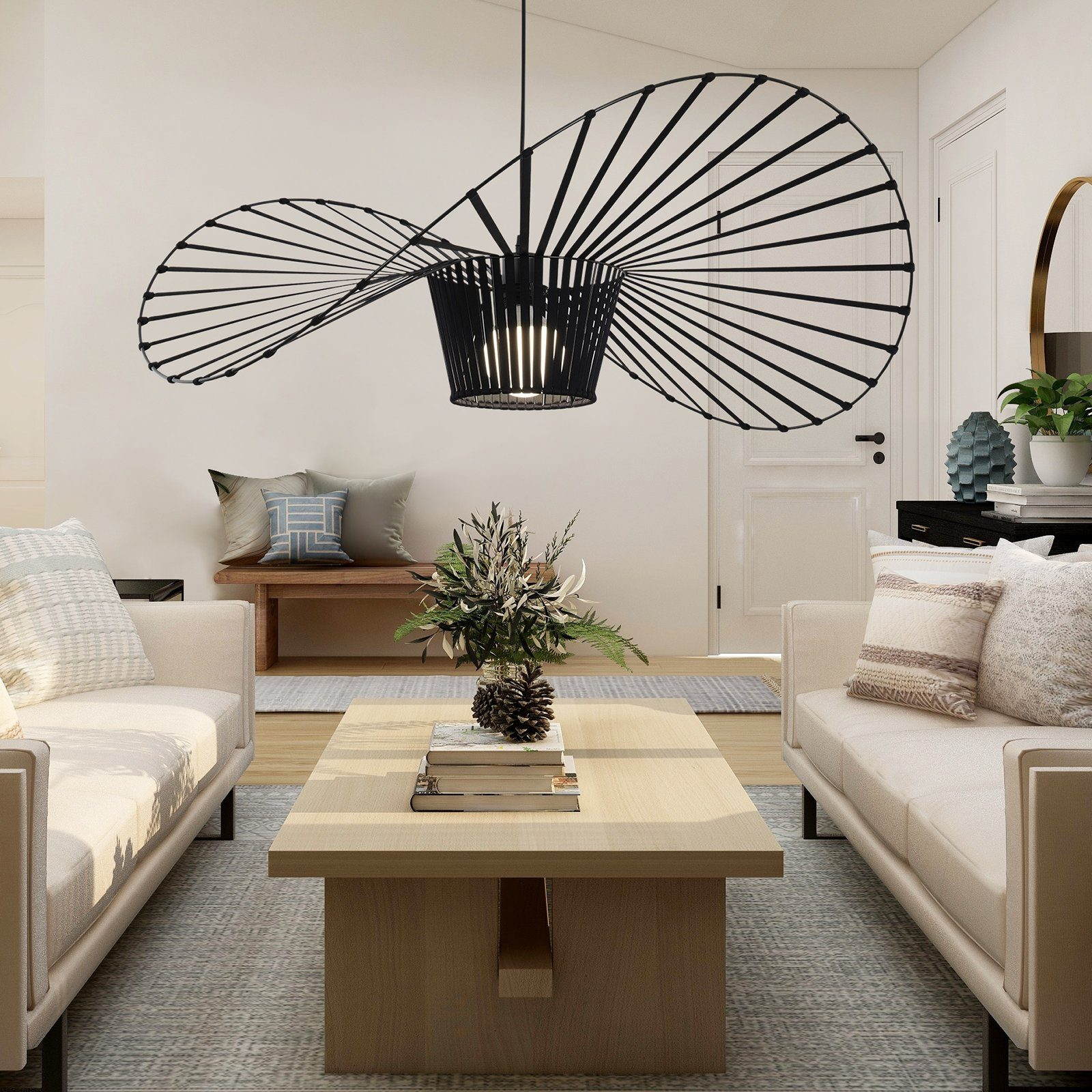 Ein Wohnzimmer mit einer einzigartigen schwarzen Deckenleuchte. Zwei Sofas, ein Couchtisch und weiße Wände sind sichtbar.