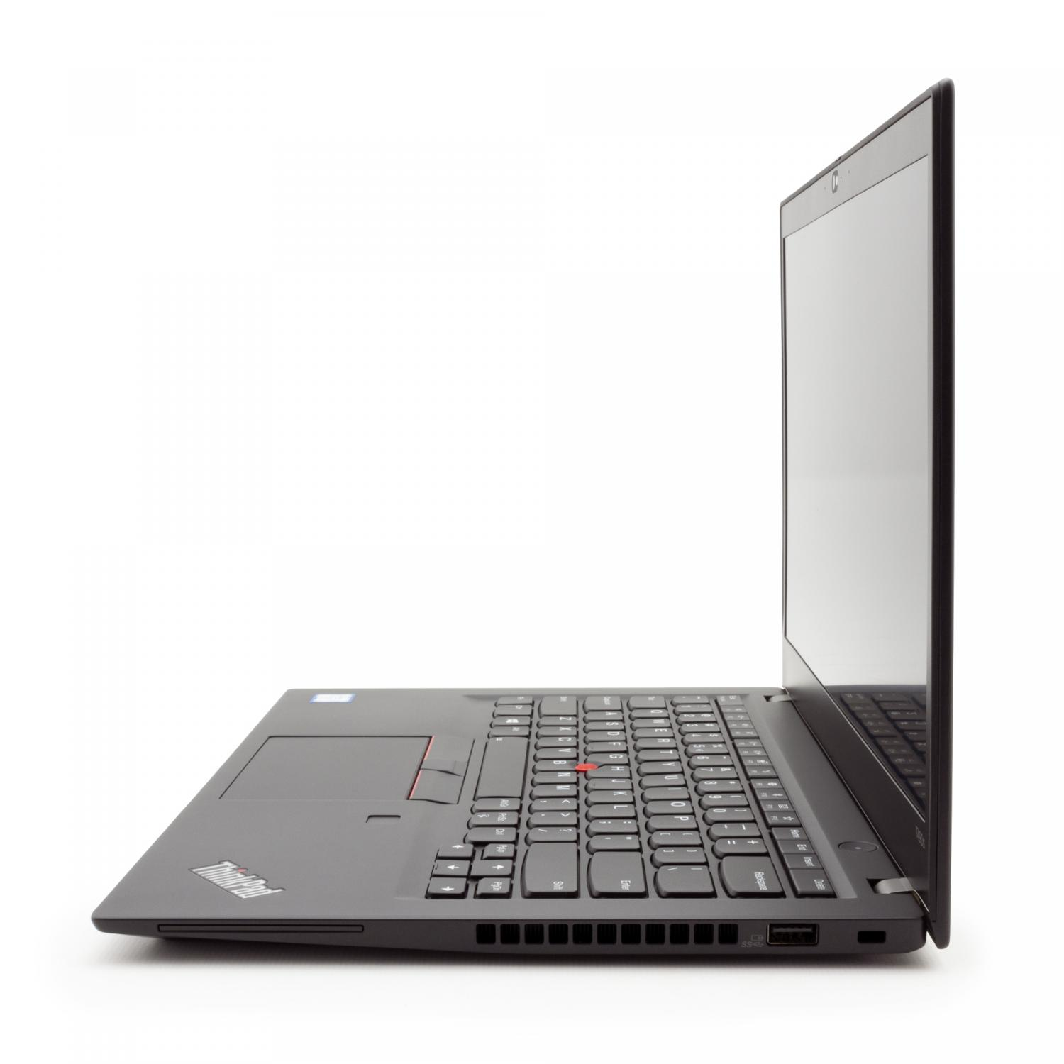Ein schwarzer Laptop, Seitenansicht, geöffnet auf weißem Hintergrund. Der Bildschirm ist beleuchtet.