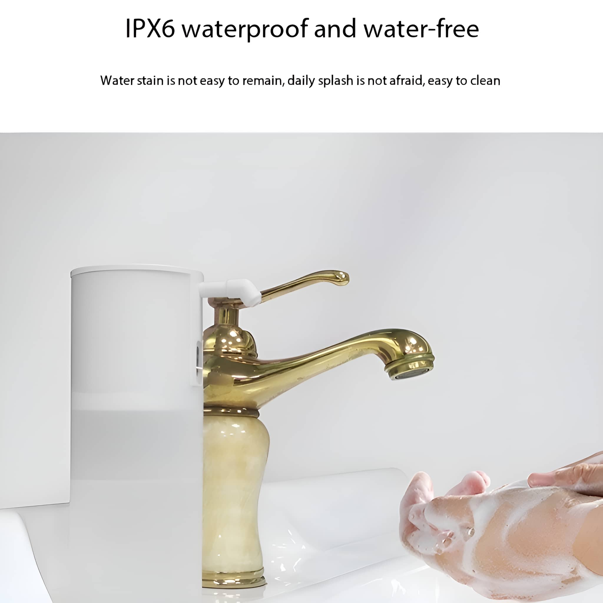 Nahaufnahme eines Wasserhahns mit Wasser und einer Hand, die sich mit Seife wäscht, wirbt für wasserdicht.