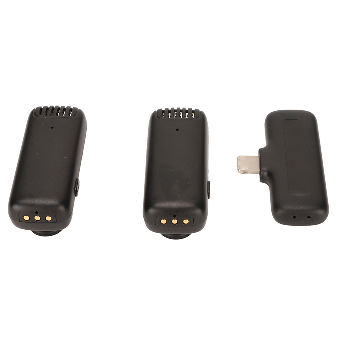 Drei schwarze drahtlose Mikrofone. Eines hat einen USB-C-Anschluss.