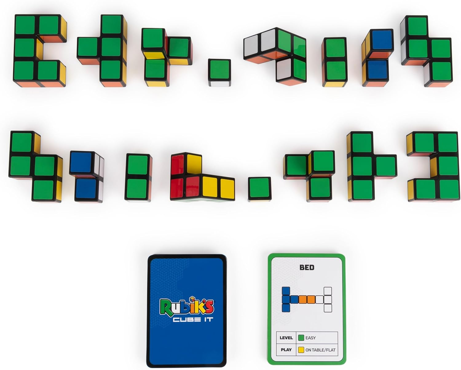 Verschiedene Rubik's Cube Formen angeordnet. Darunter zwei Karten mit einem Rubik's Cube Logo.