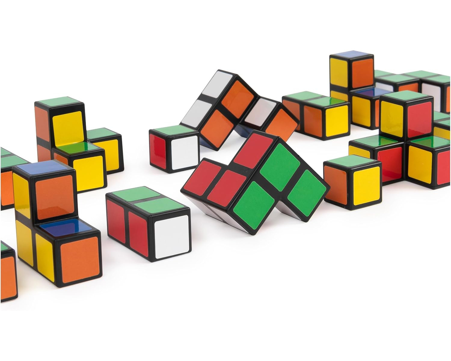 Ein Haufen bunter Puzzle-Würfel, einige zusammengesetzt, auf weißem Hintergrund verstreut.