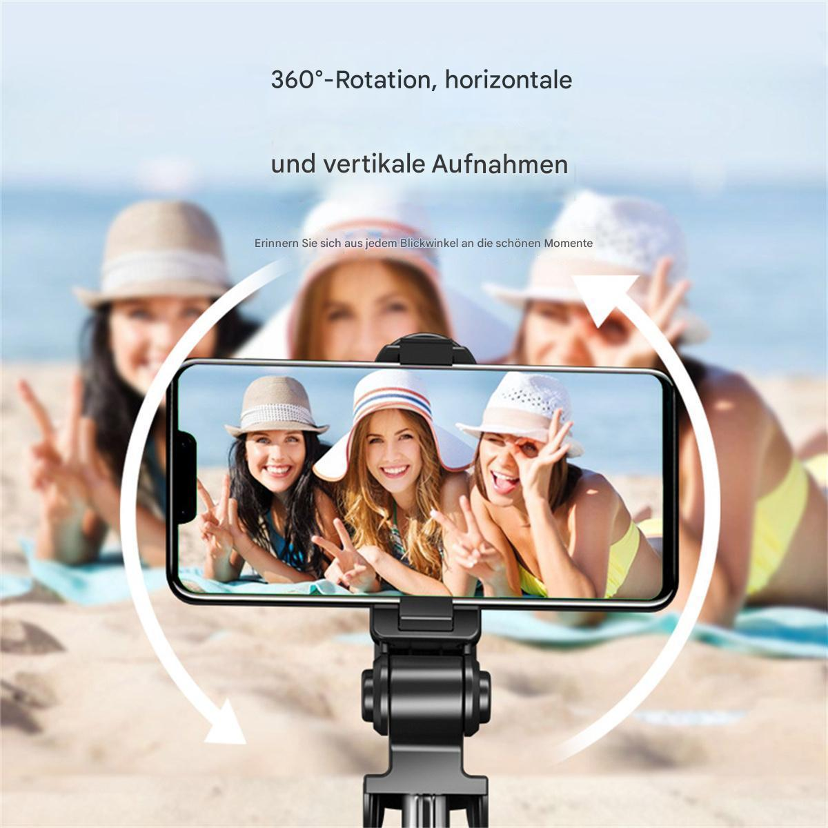 Smartphone mit Gruppen-Selfie, gehalten von Selfie-Stick, am Strand.