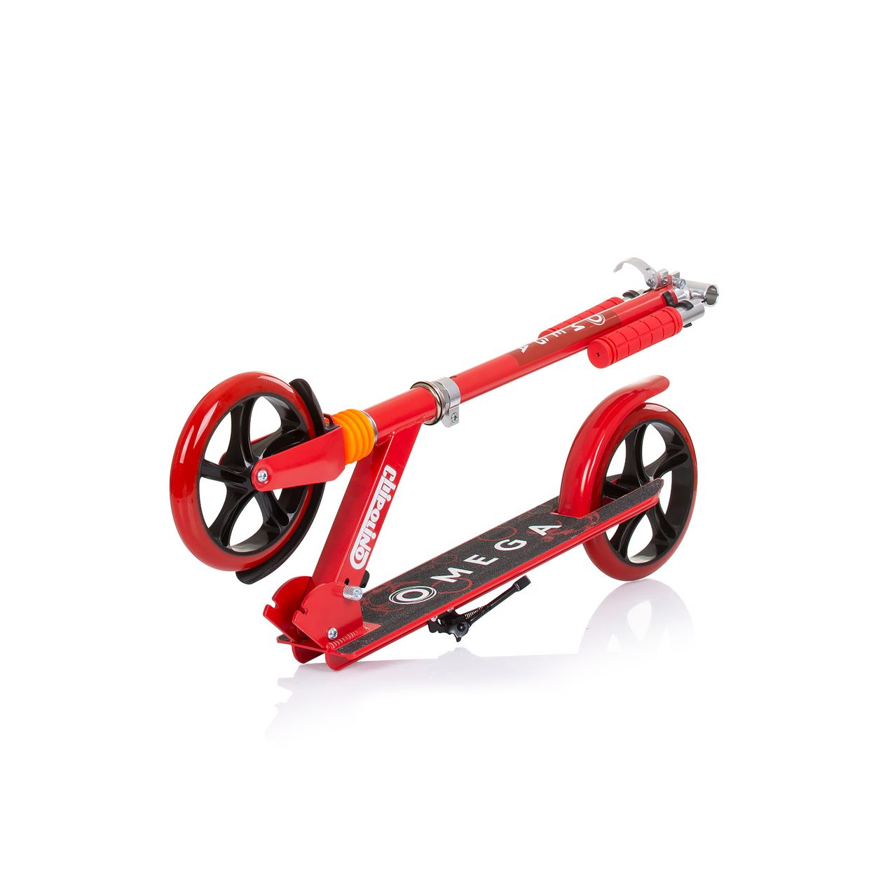 Patinete plegable rojo, plegado, mostrando la marca y el modelo, sobre una superficie blanca.