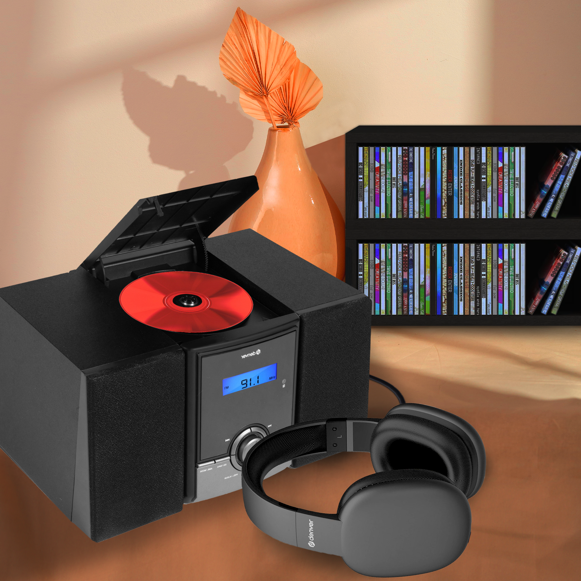 System stereo z gramofonem i odtwarzaczem CD. W pobliżu słuchawki i dekoracyjny wazon.