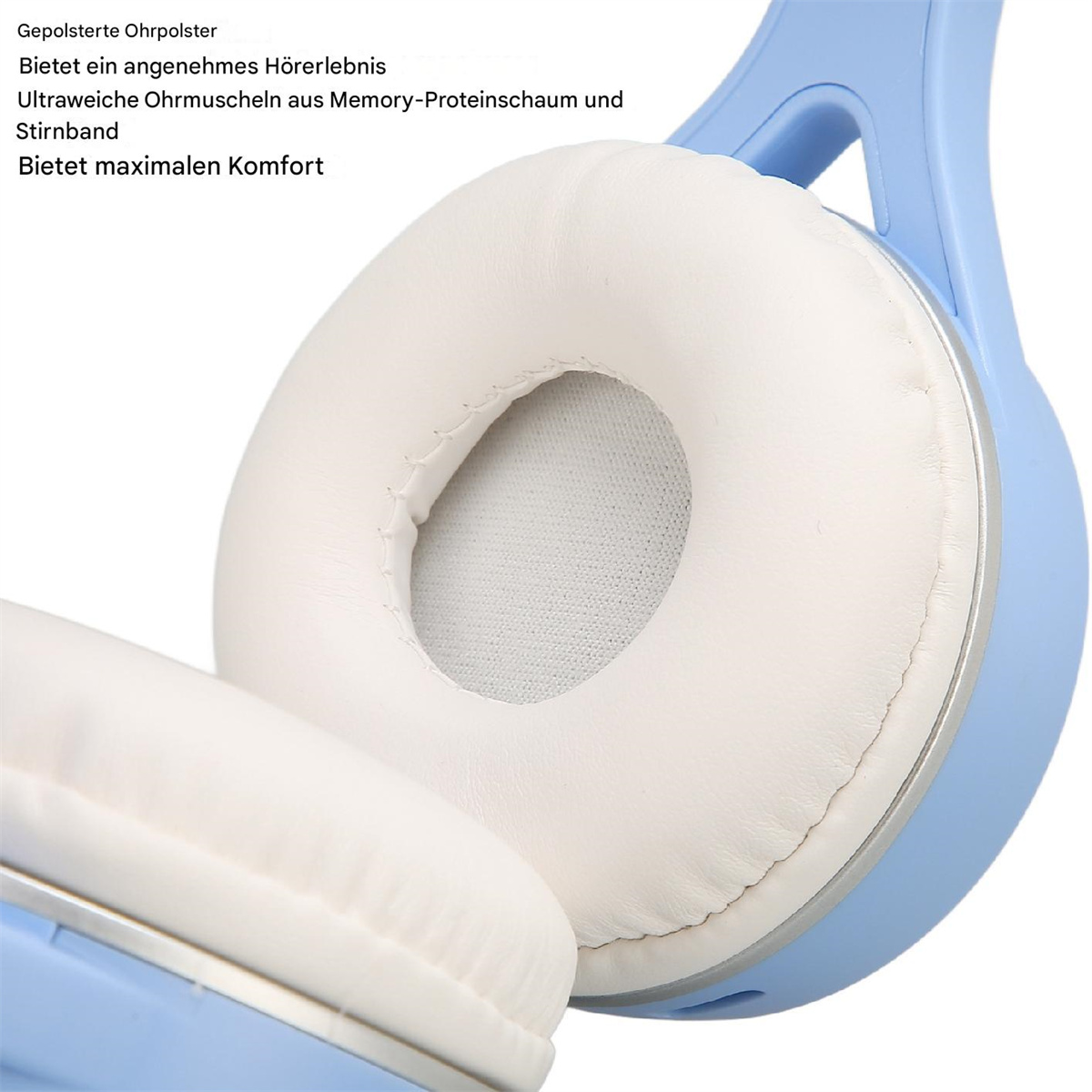 Nahaufnahme von blauen Kopfhörern mit weißen Ohrpolstern. Das Kopfband ist auch blau.