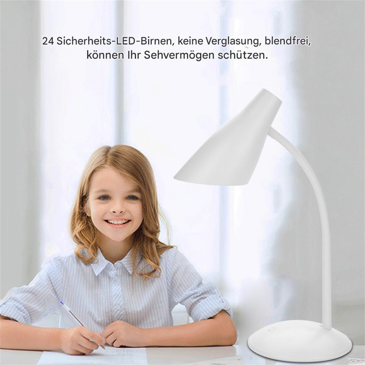 Junges Mädchen lächelt, schreibt mit Stift. Eine weiße Lampe ist rechts.