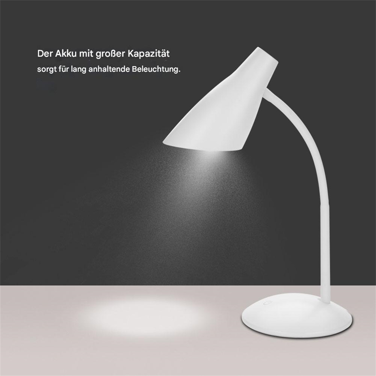 Eine weiße Schreibtischlampe, die Licht emittiert. Das Licht scheint auf eine weiße Oberfläche. Dunkler Hintergrund.