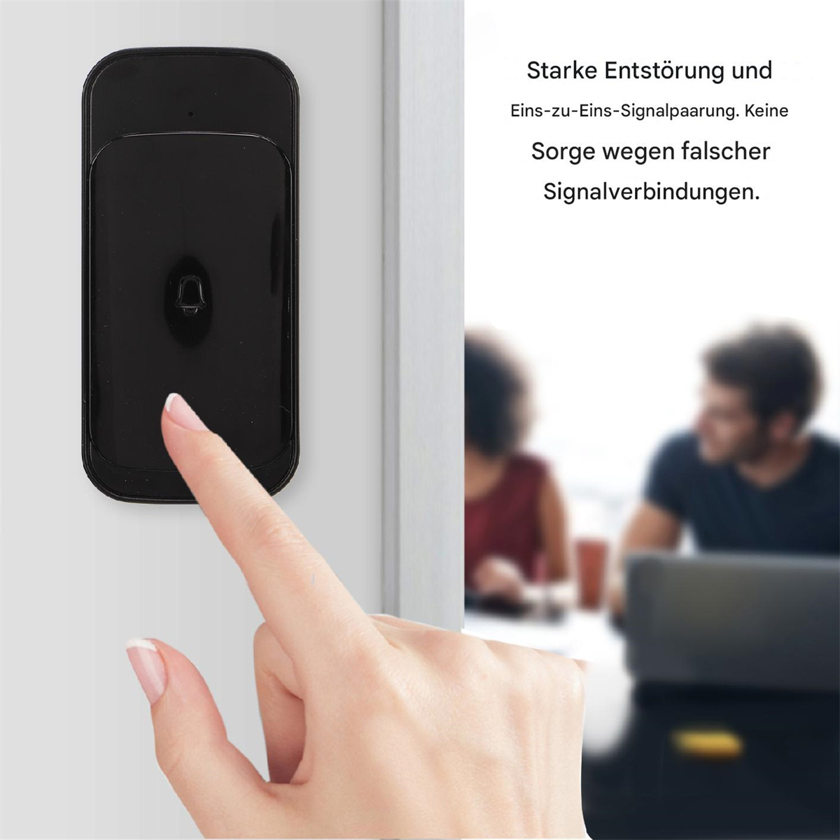 Die Hand einer Person drückt eine Türklingel an einer weißen Tür, mit unscharfem Hintergrund von Personen.