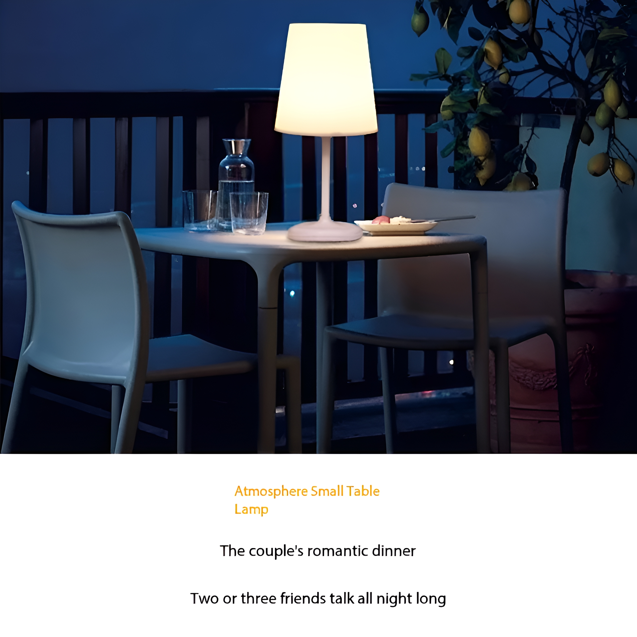 Ein Tisch, gedeckt für ein Abendessen mit einer Lampe, zwei Stühlen. Das Bild ist eine romantische Dinner-Szene.