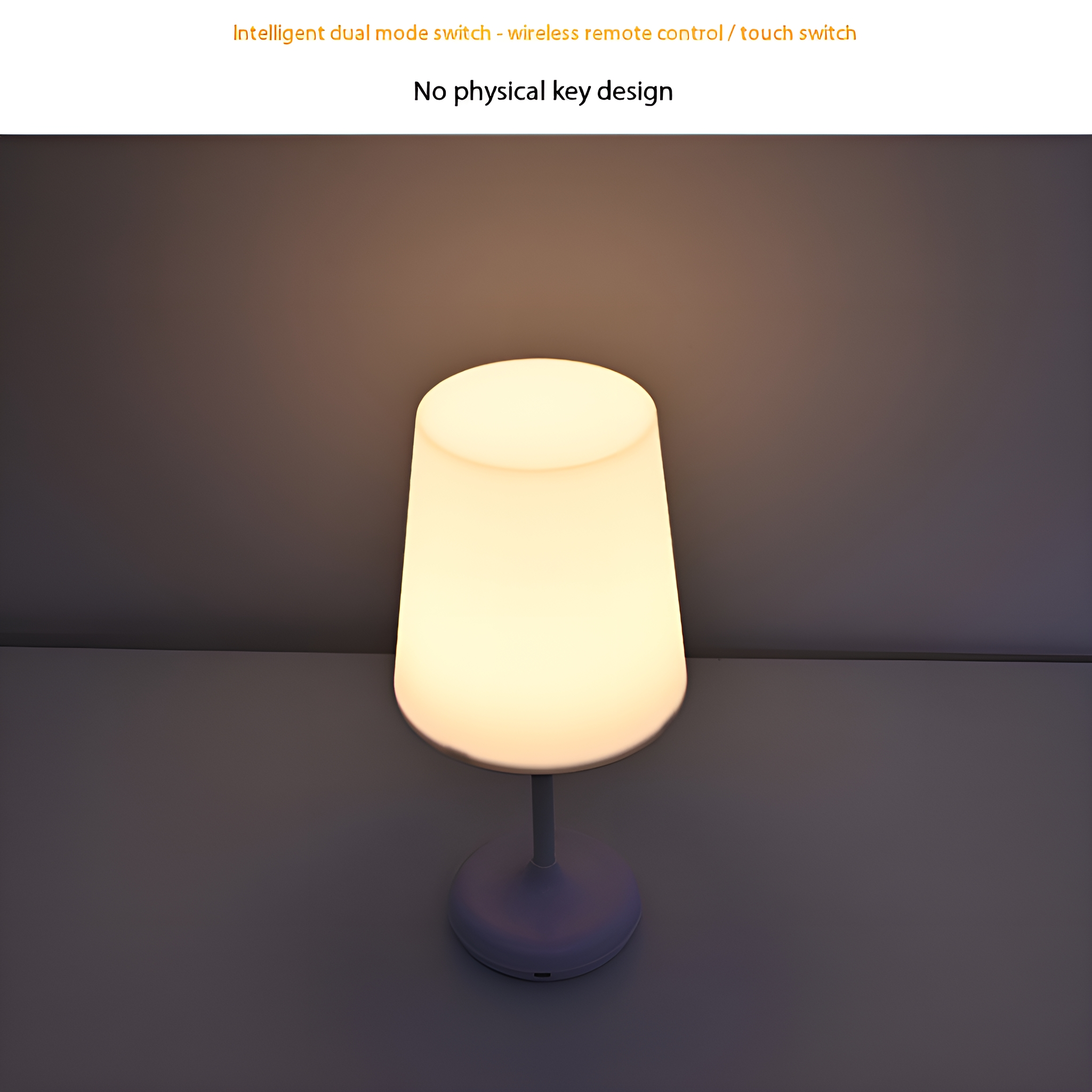 Eine weiße Tischlampe mit zylindrischem Schirm. Sie ist eingeschaltet und strahlt warmes Licht aus. Der Hintergrund ist eine Wand.