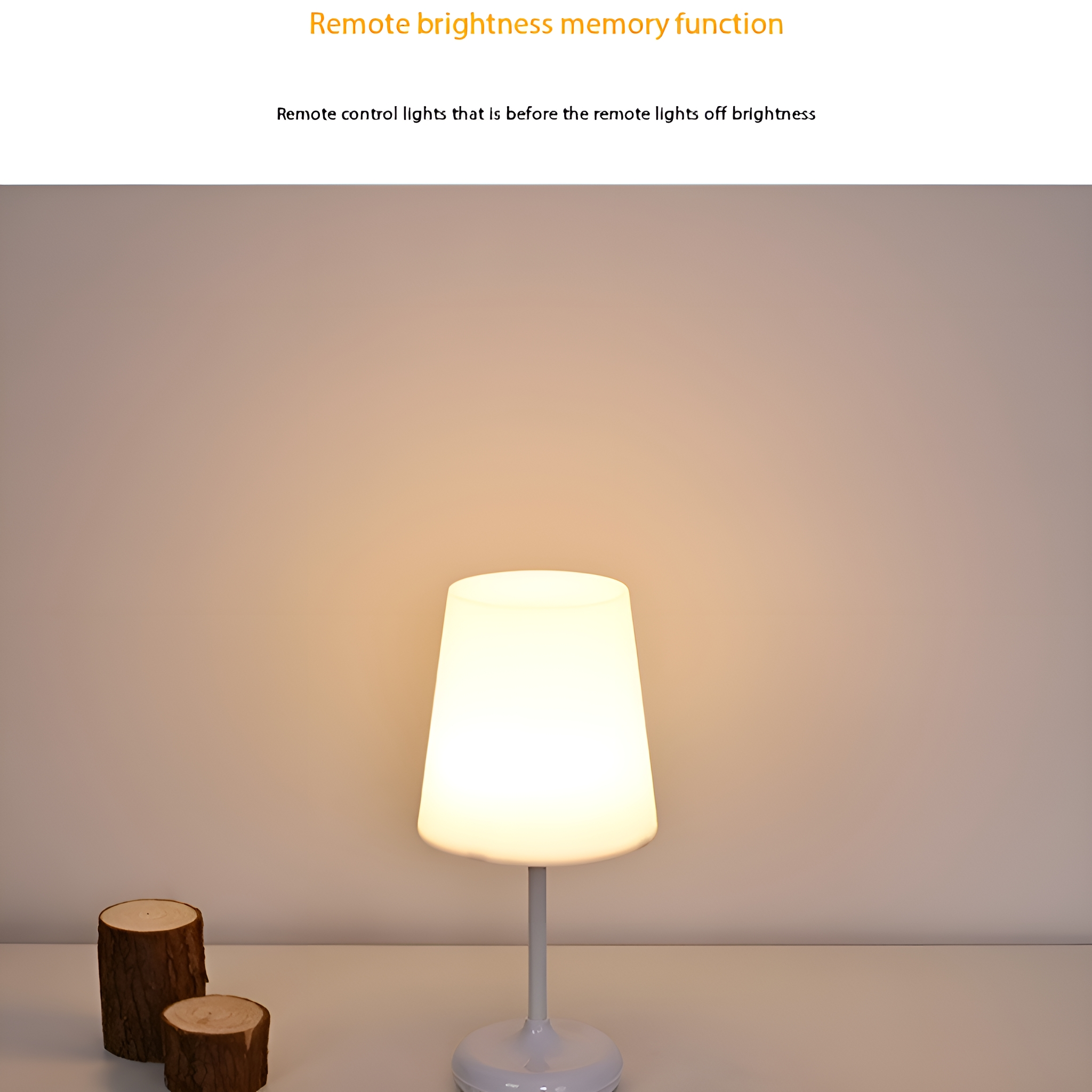 Weiße Nachttischlampe mit Licht. Zwei Holzscheite befinden sich links von der Lampe.