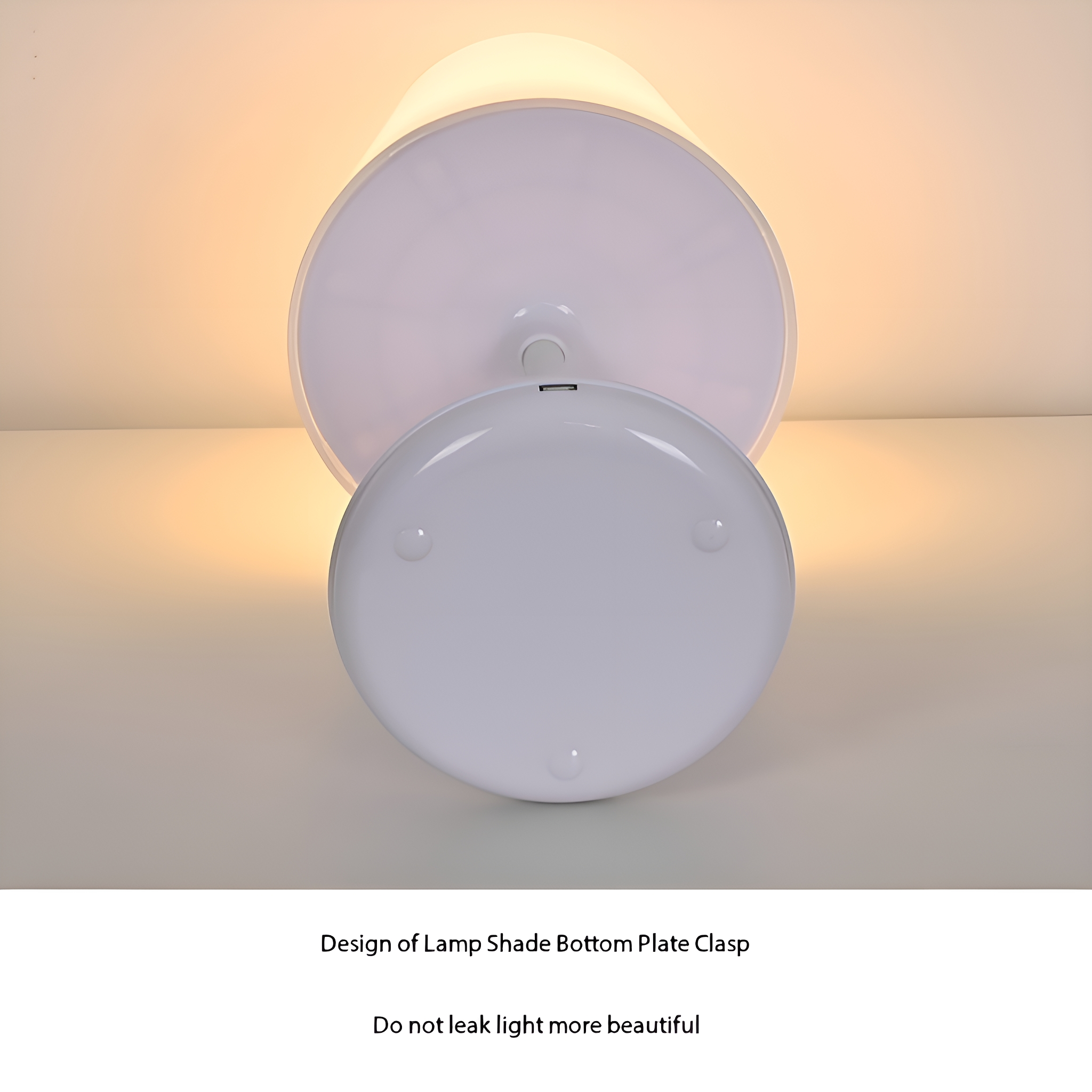 Weiße Lampe mit einem Plattenschnappverschluss. Die Lampe lässt kein Licht durch.