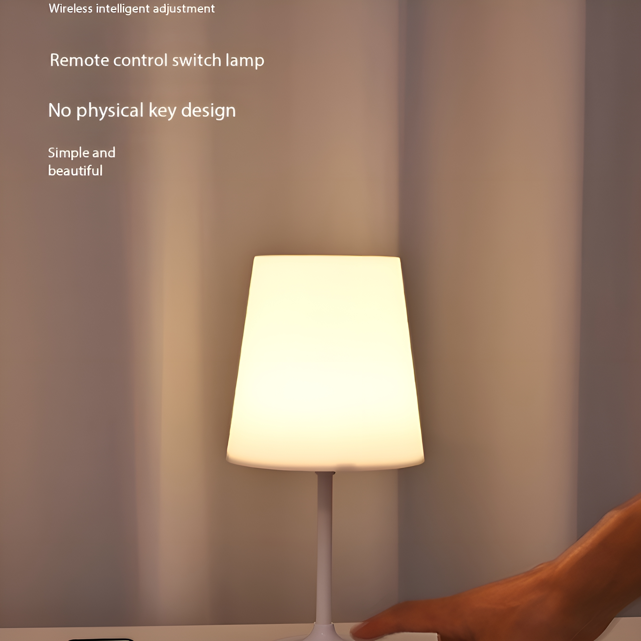 Eine weiße Lampe mit weißem Sockel und eine Hand, die danach greift.