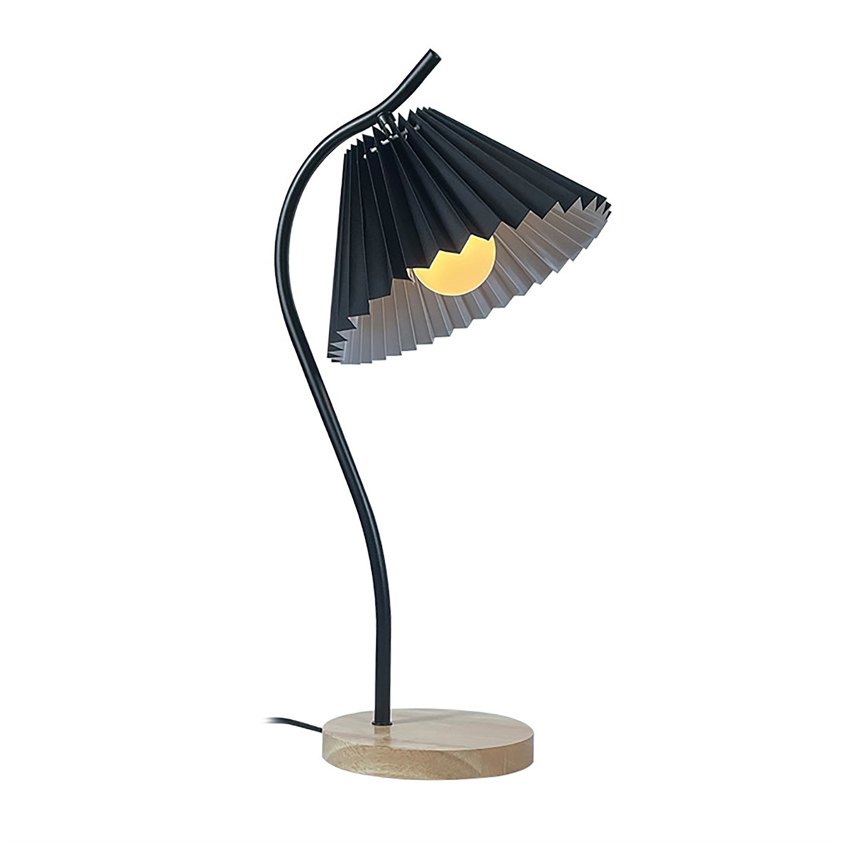 Eine Tischlampe mit schwarzem, plissiertem Schirm und gebogenem Stiel, die auf einem Holzsockel ruht.
