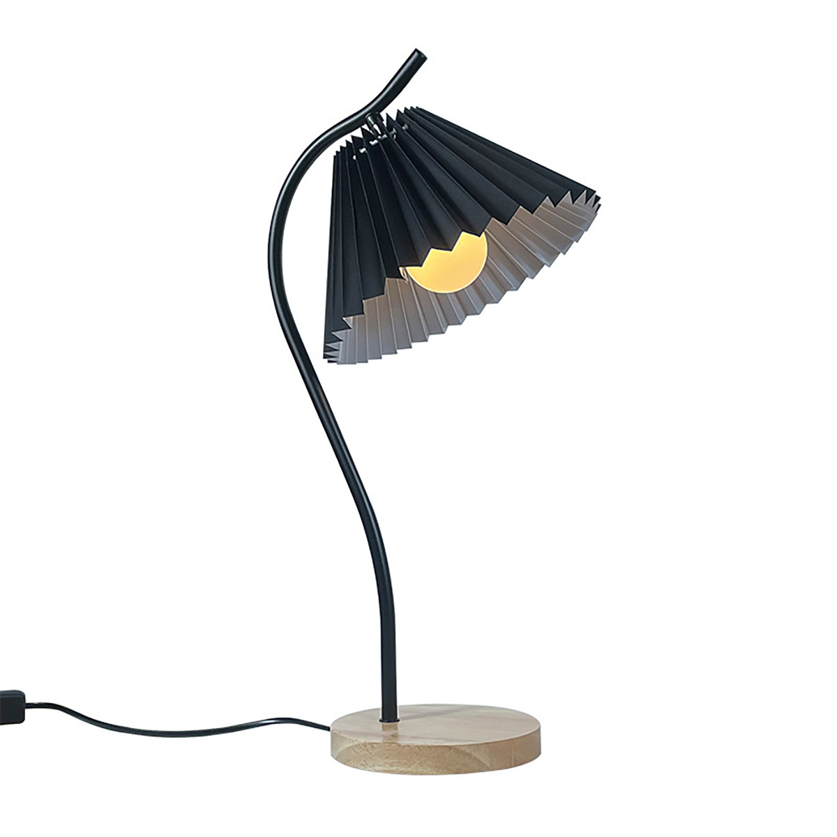 Eine schwarze Schreibtischlampe mit einzigartigem Design. Die Lampe steht auf einem Holzsockel.