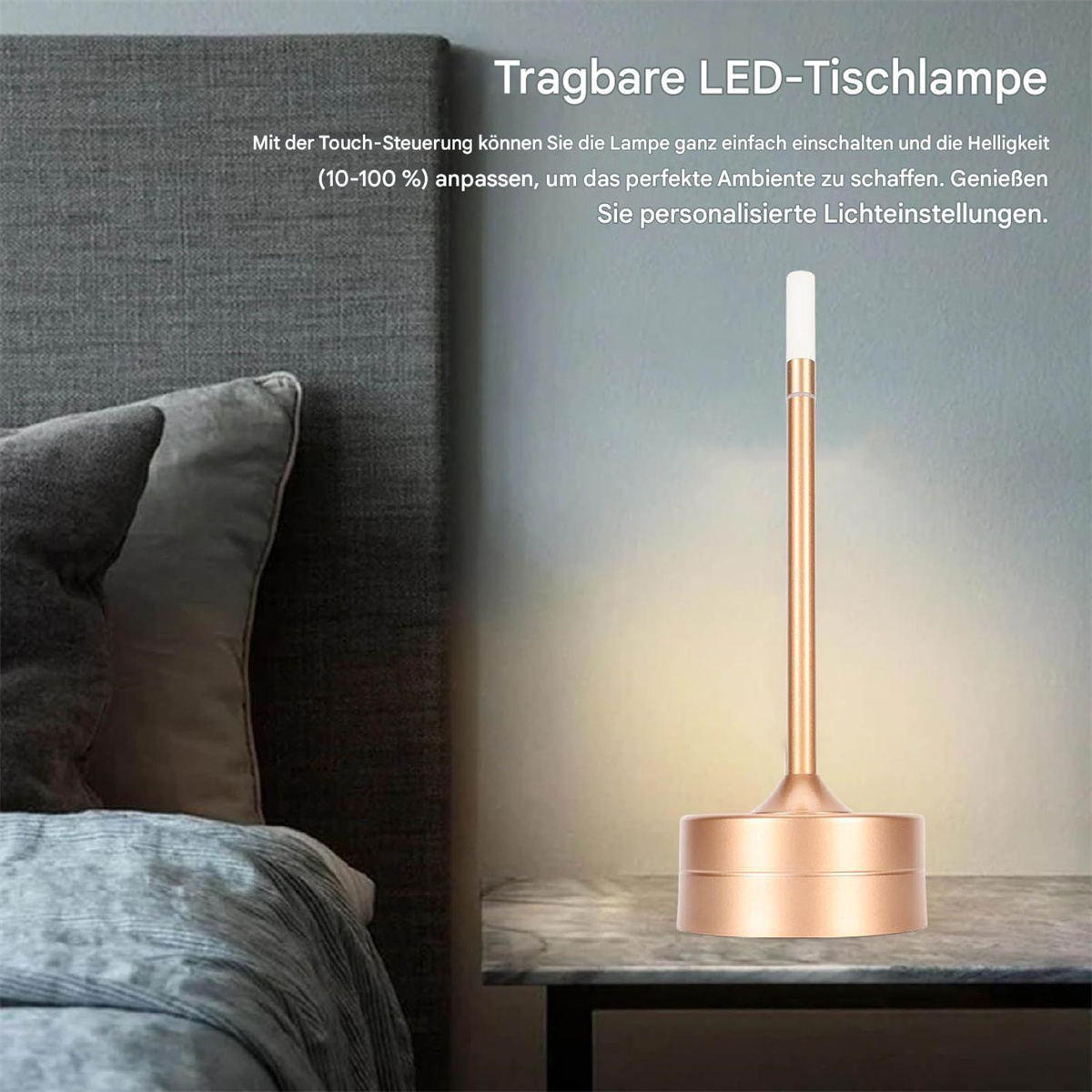 Eine roségoldene Schreibtischlampe mit zylindrischem Körper, auf einem Tisch. Links ein graues Bett.