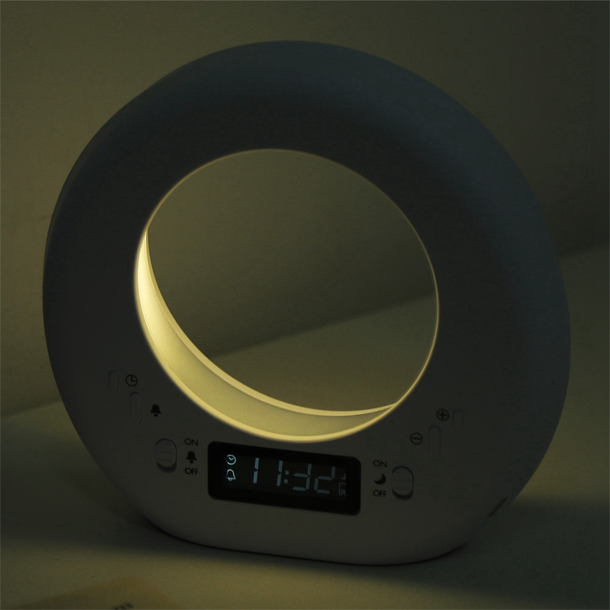 Wecker in Ringform. Die Uhrzeit ist 11:32. Es gibt Knöpfe auf der Uhr.