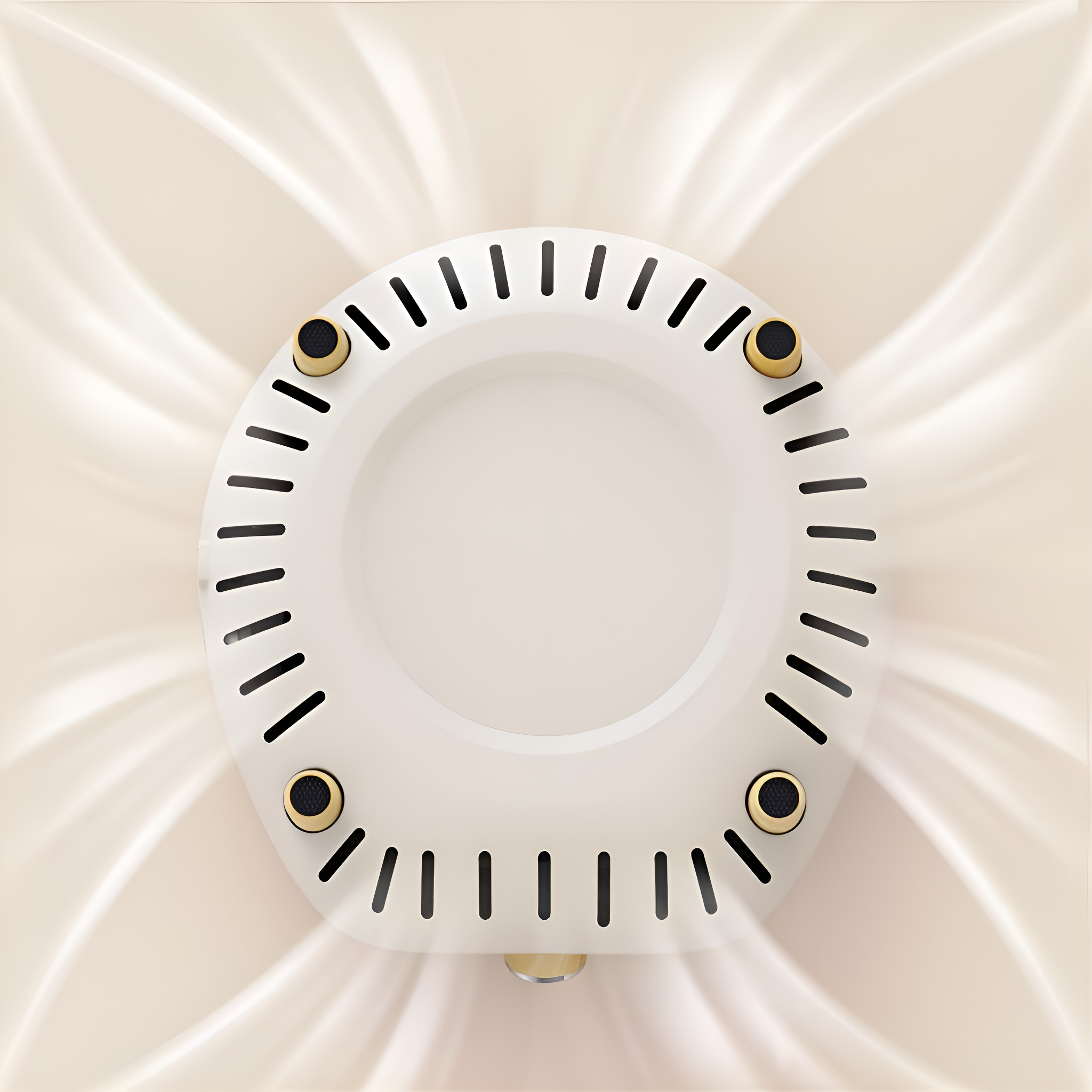 Weißer, kreisförmiger Deckenventilator mit schwarzen Lüftungsschlitzen und vier goldfarbenen Details.