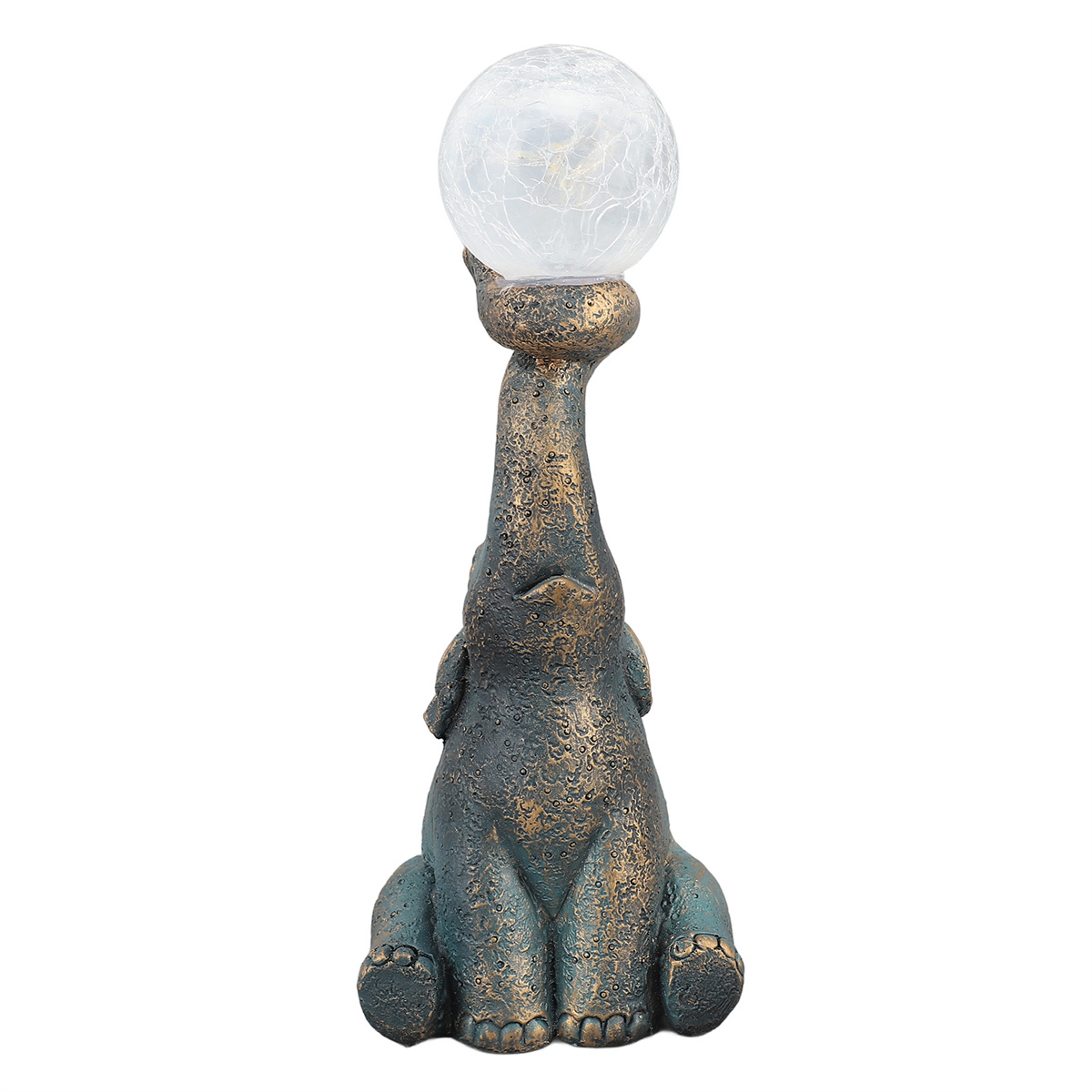 Eine bronzefarbene Elefantenskulptur, die eine kaputte Glaskugel hält, mit blaugrüner Patina.